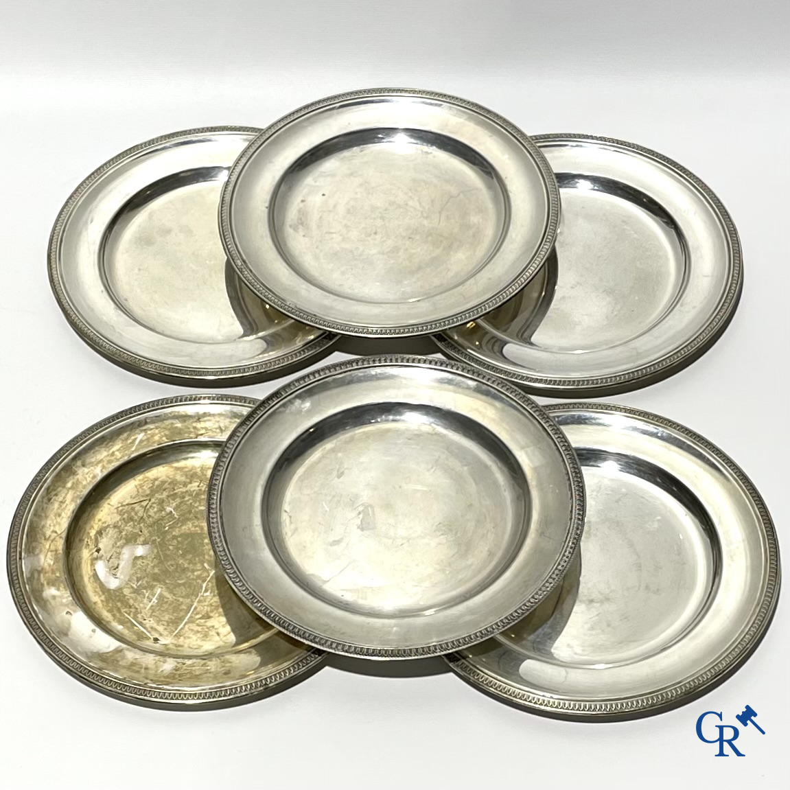 Zilver. Een reeks van zes grote serveerschalen in zilver 800°/00. 20ste eeuw.