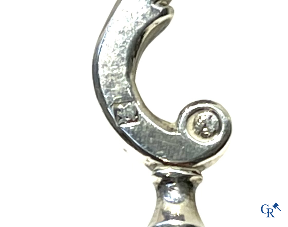 Zilveren punchlepel in de vorm van een slakkenhuis met houten steel.  Zilver 1ste gehalte. Meerdere keurmerken.