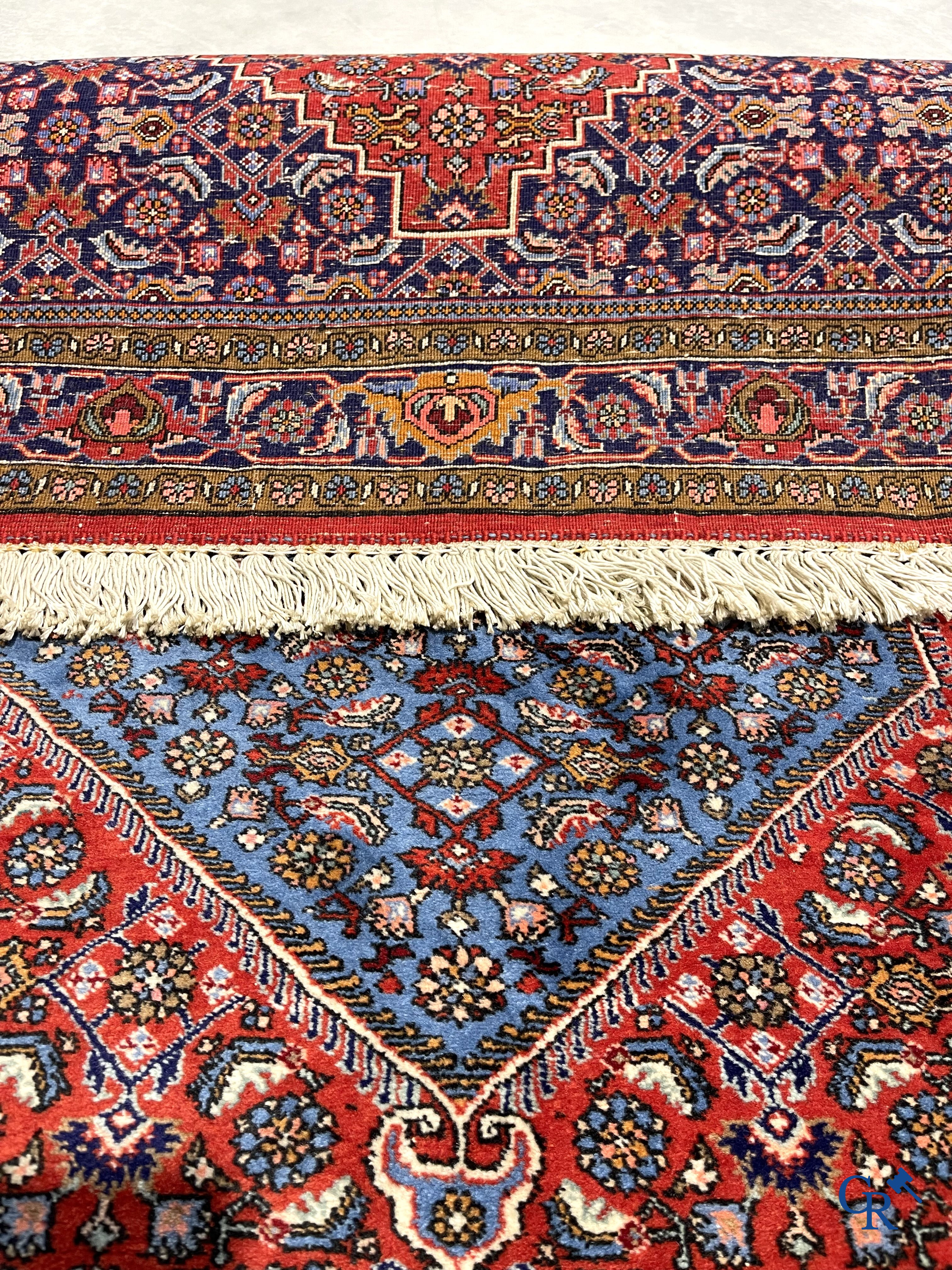 Oosterse tapijten. 2 handgeknoopte tapijten in wol.