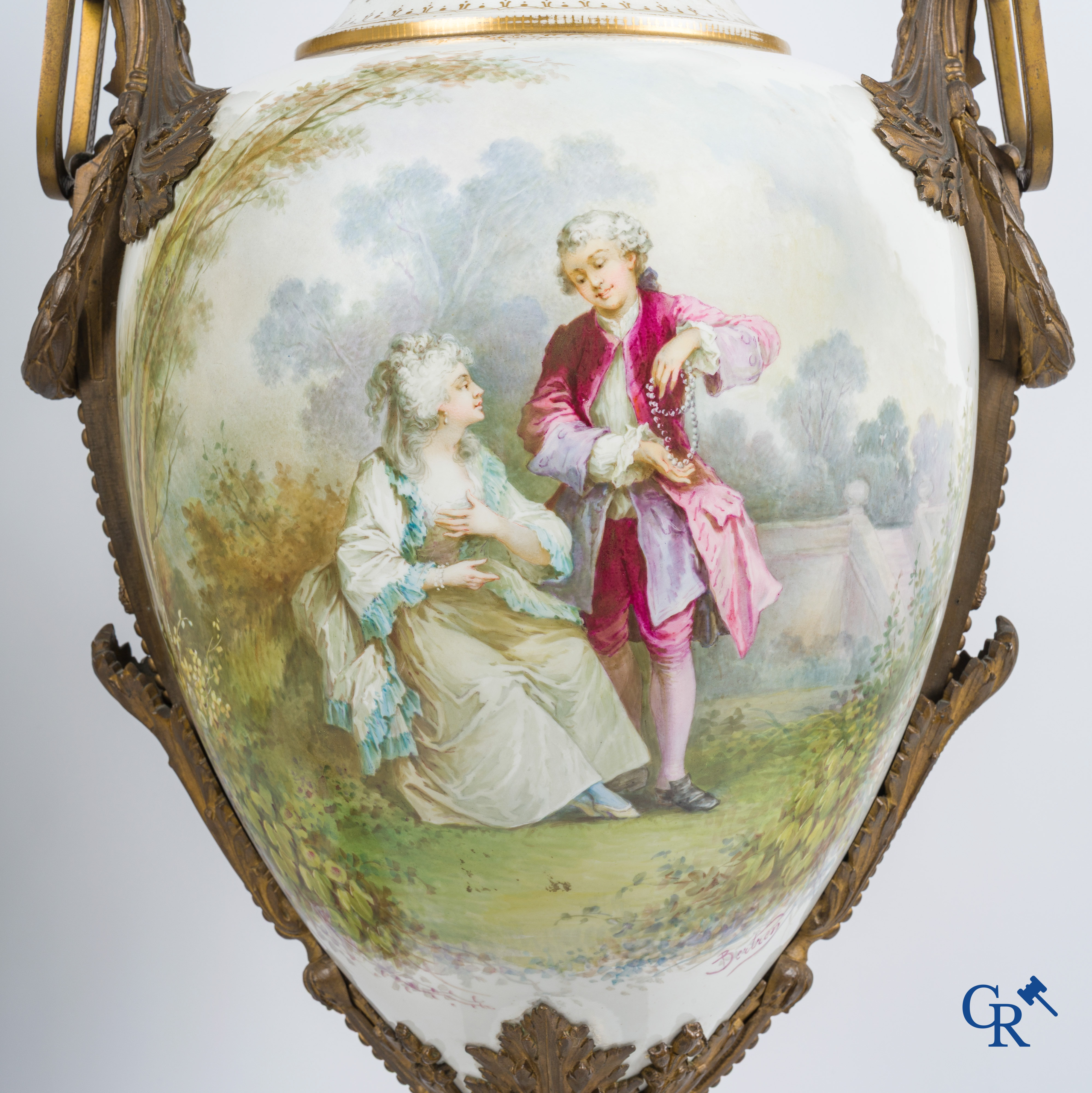 Sèvres. Een paar grote vazen op draaisokkel in Sèvres porselein met bronzen monturen. Gesigneerd Bertren. LXVI-stijl.