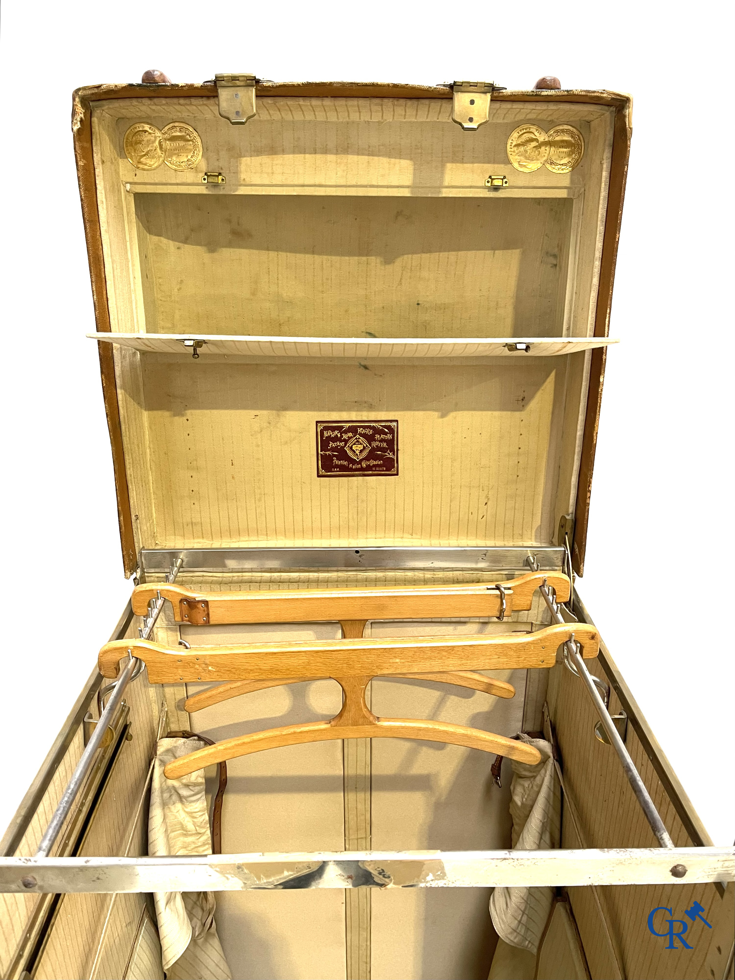 Antieke koffer. Buitengewone grote reiskoffer met dressing. Meerdere schuiven en opbergvakken. Circa 1900.