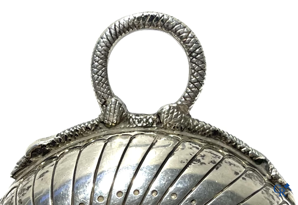 2 Zilveren wijnproevers of zogenaamde tastevin met opschriften. Frankrijk, Parijs 18e eeuw.