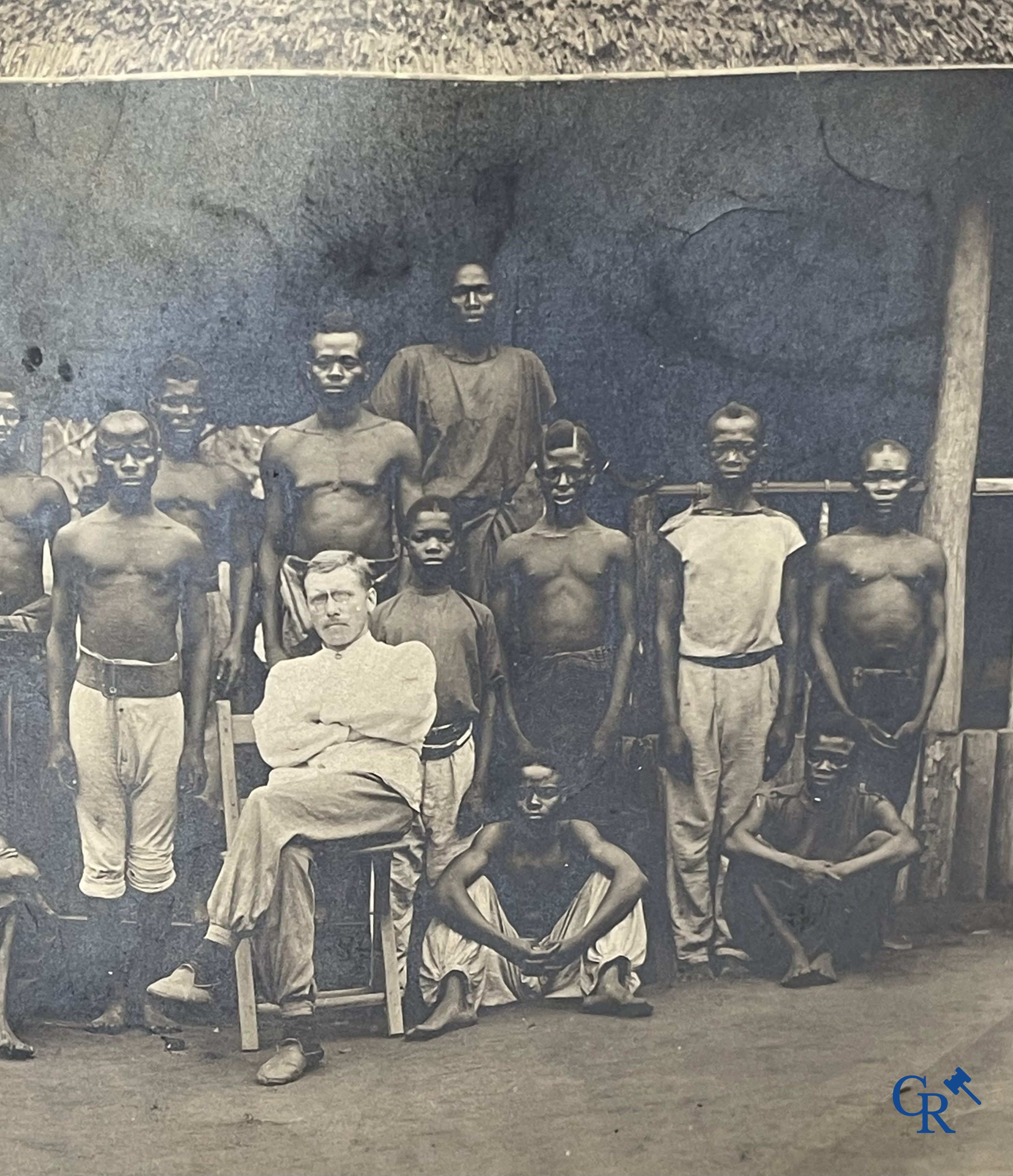 Tribale kunst. Een interessant lot met Afrikaanse wapens, een foto en 2 postkaarten. Messen, dolken, speren en pijlen.