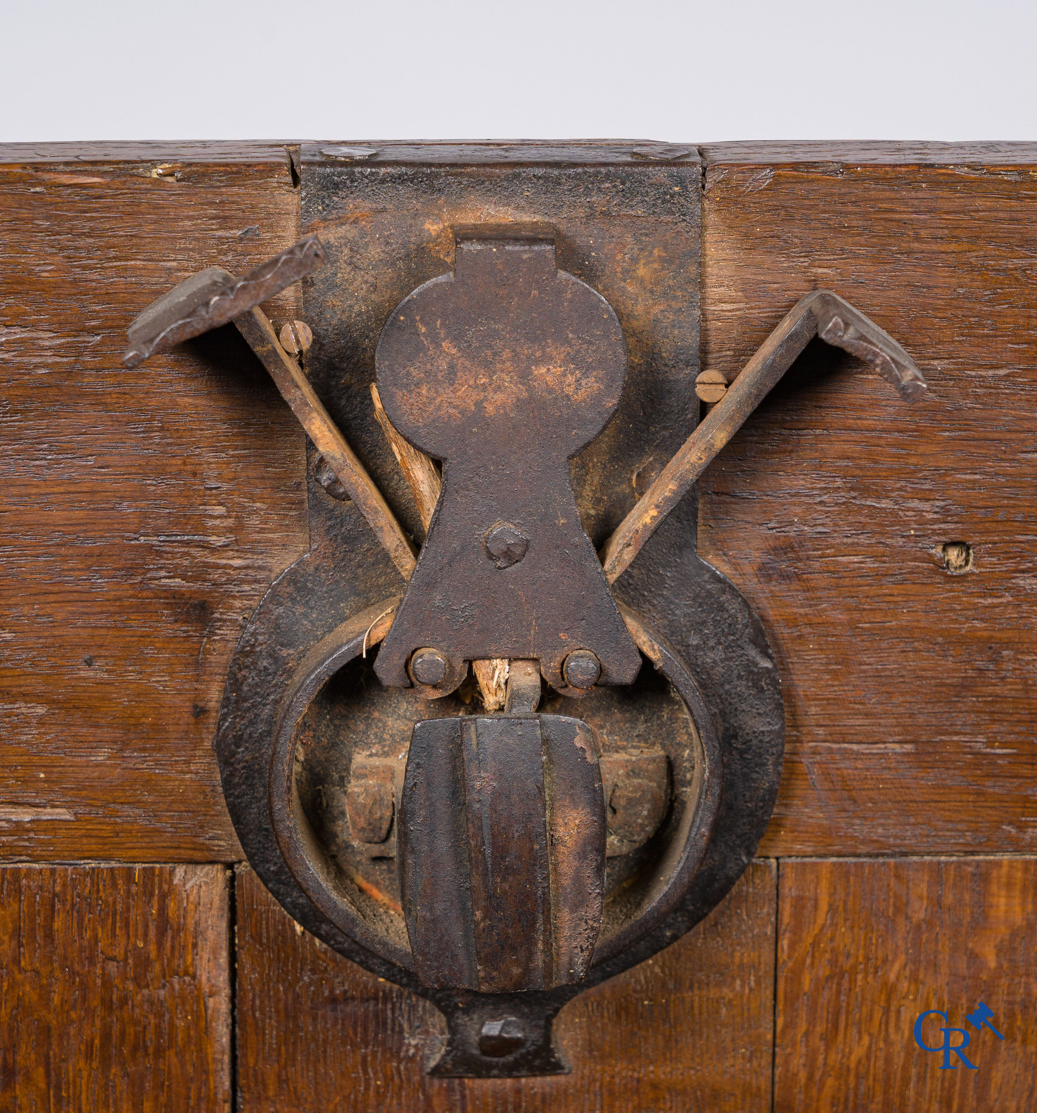 Eikenhouten koffer met origineel smeedijzer slotwerk. Mooie patina. 18e eeuw.