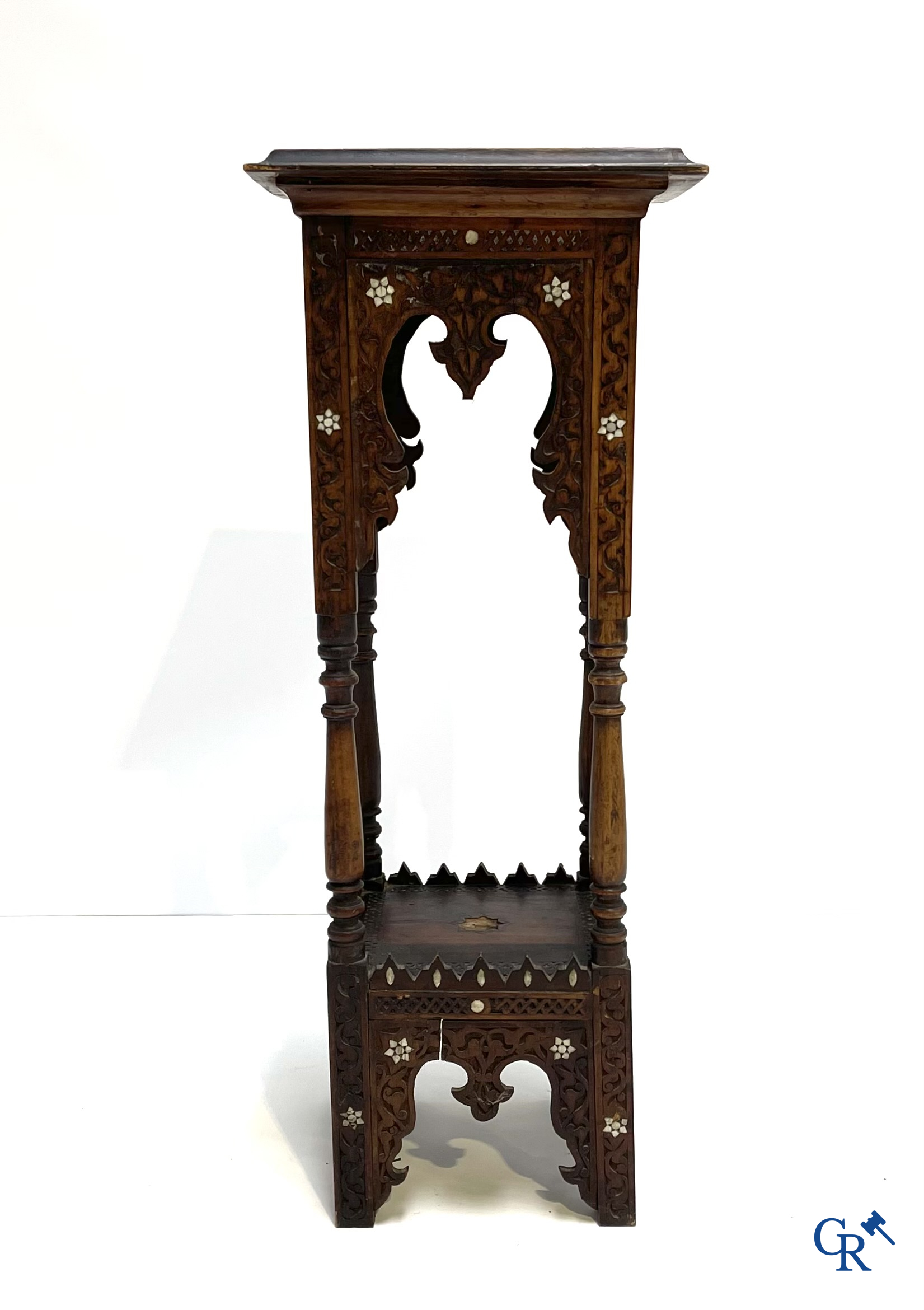 Een hout gesculpteerde sokkel in Oosterse stijl met parelmoer inlegwerk. Circa 1900.