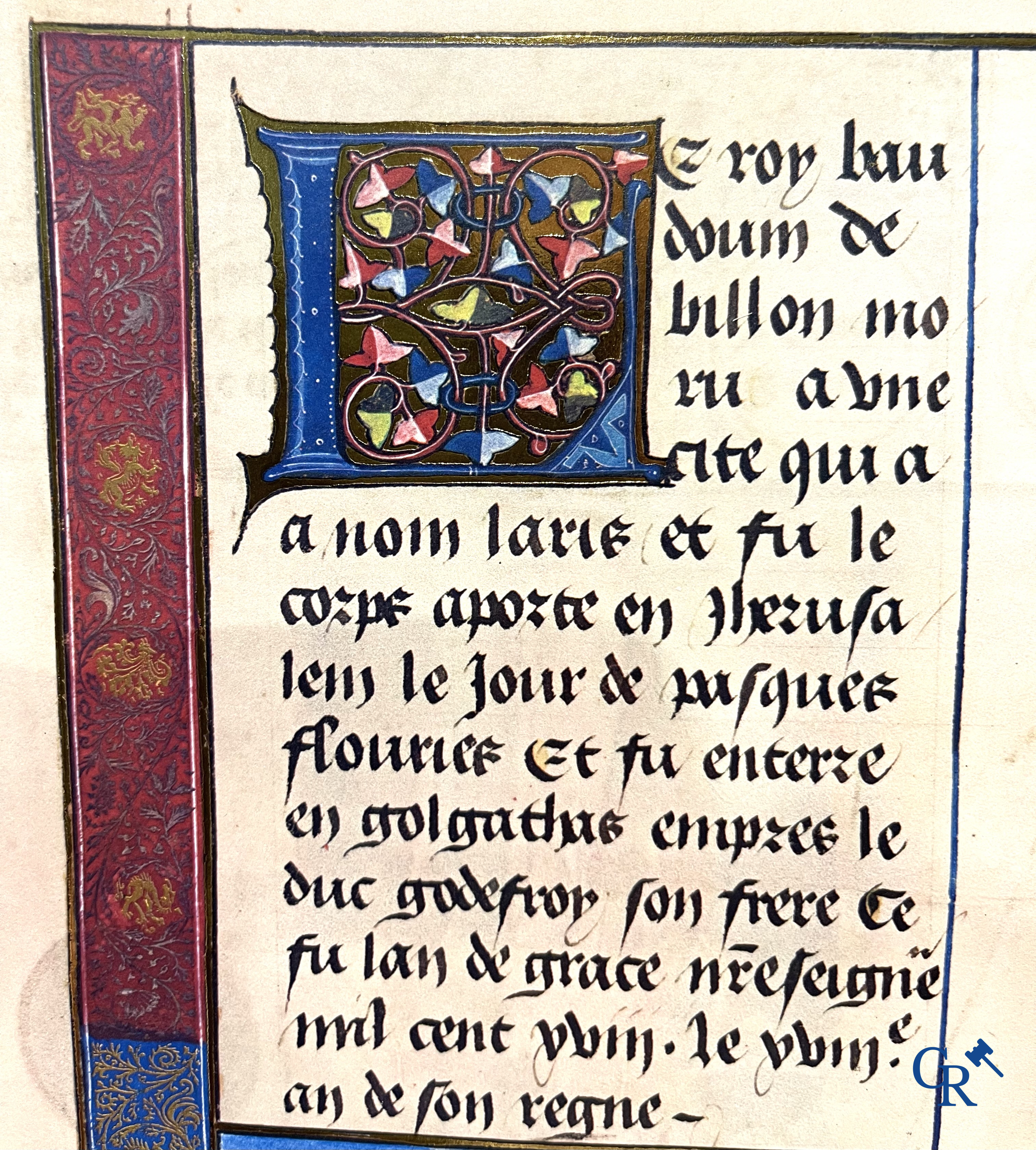 Groot lot kunstboeken, het Bénézit-woordenboek en een decoratieve moderne wereldbol.