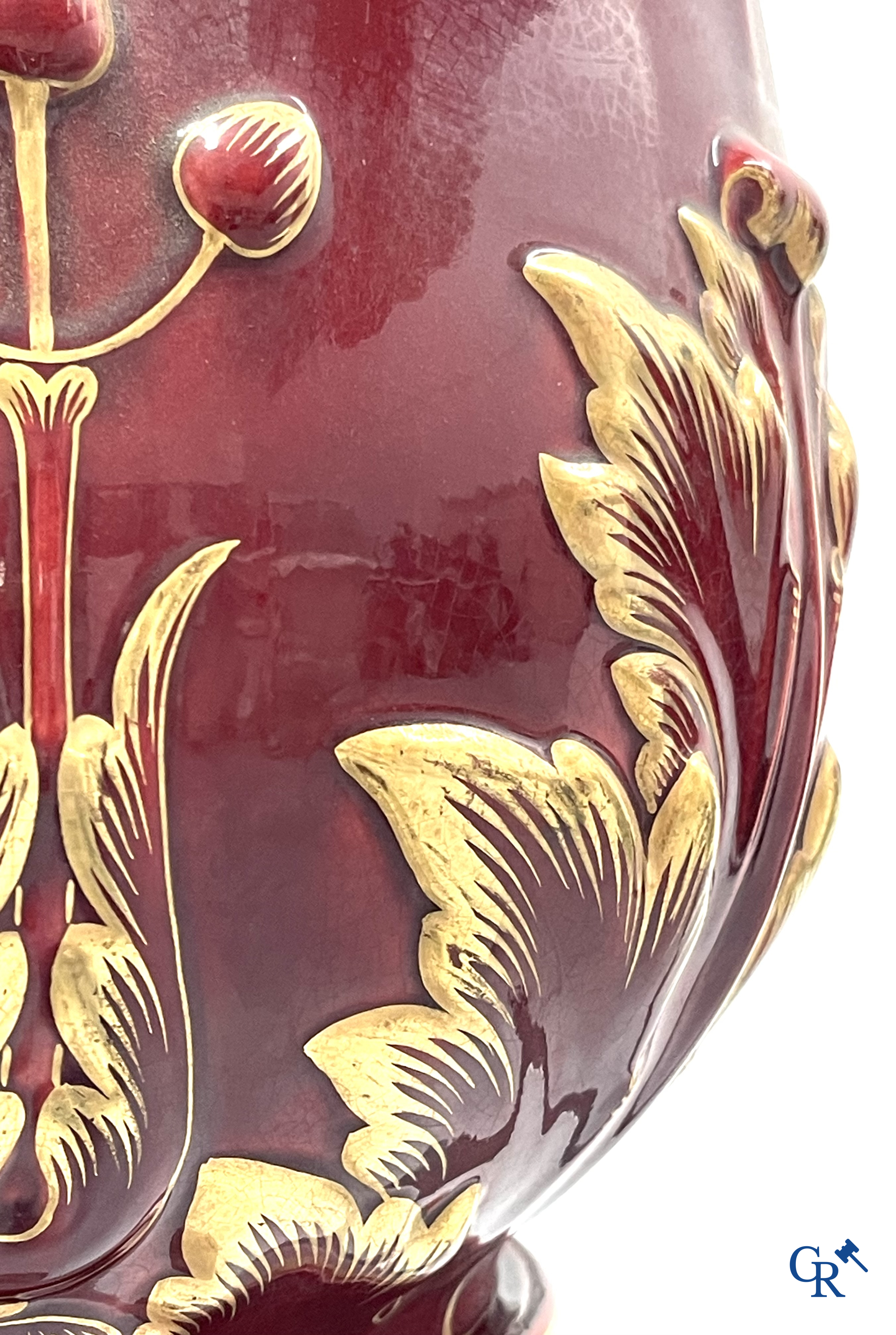 Art Nouveau, Sarreguemines. Een cache pot in geëmailleerde faience of barbotine op bijhorende staander. Circa 1910.