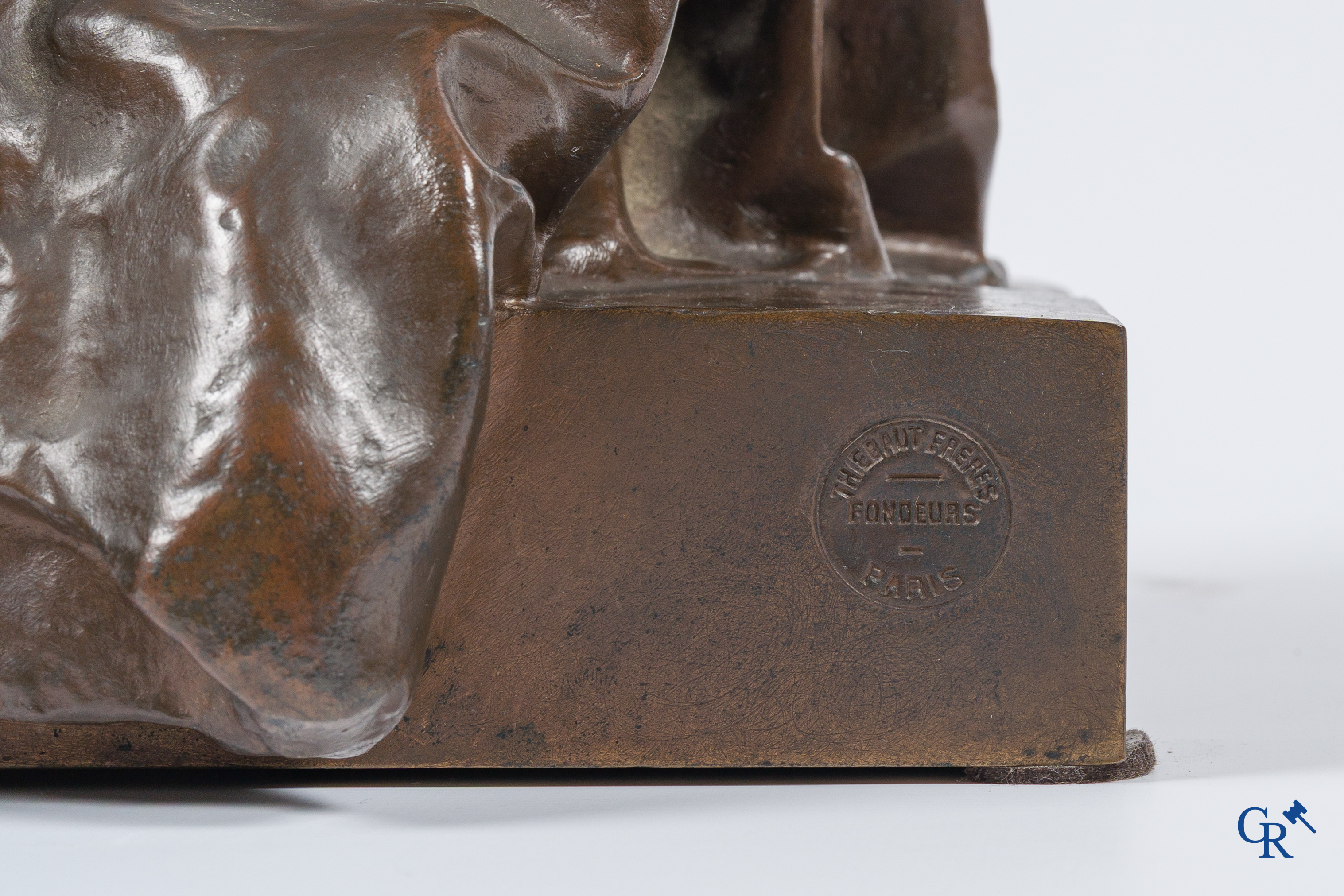 Jean Gautherin (1840-1890) "Moederliefde" Groot bronzen beeld met bruine patina. Gieterij Thiebaut frères Paris. 19e.