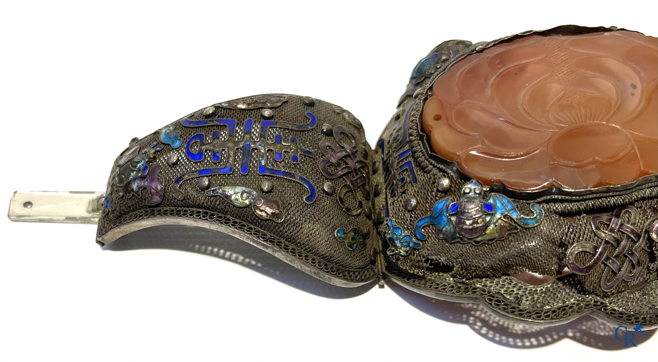 Asian Art. Large Chinese bracelet in silver filigree with a central lotus flower in carved carnelian quartz. 19th century.