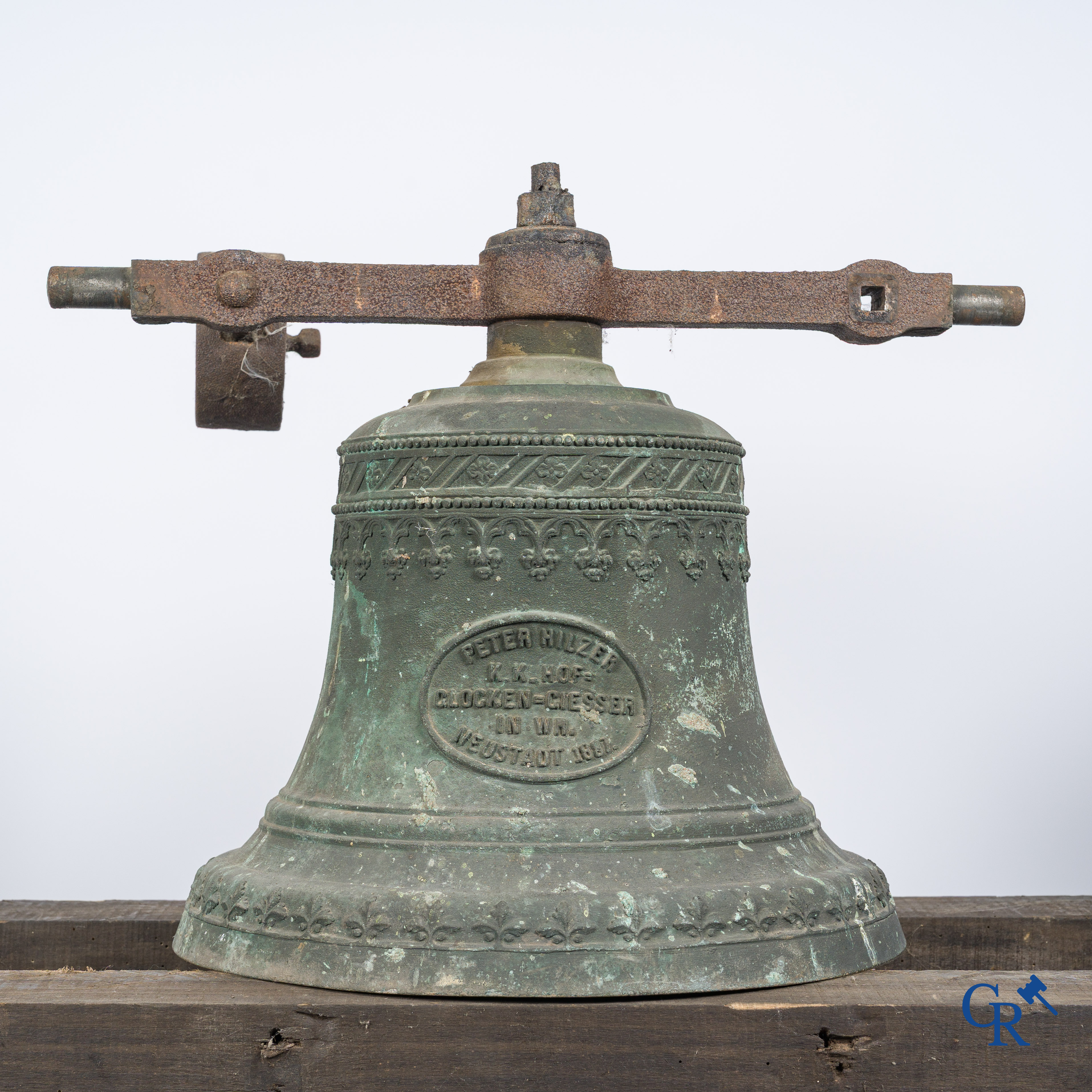 Religieuze objecten. Een antieke kerkklok of bel in brons. Peter Hilzen Neustadt 1887. Met origineel smeedijzer juk.