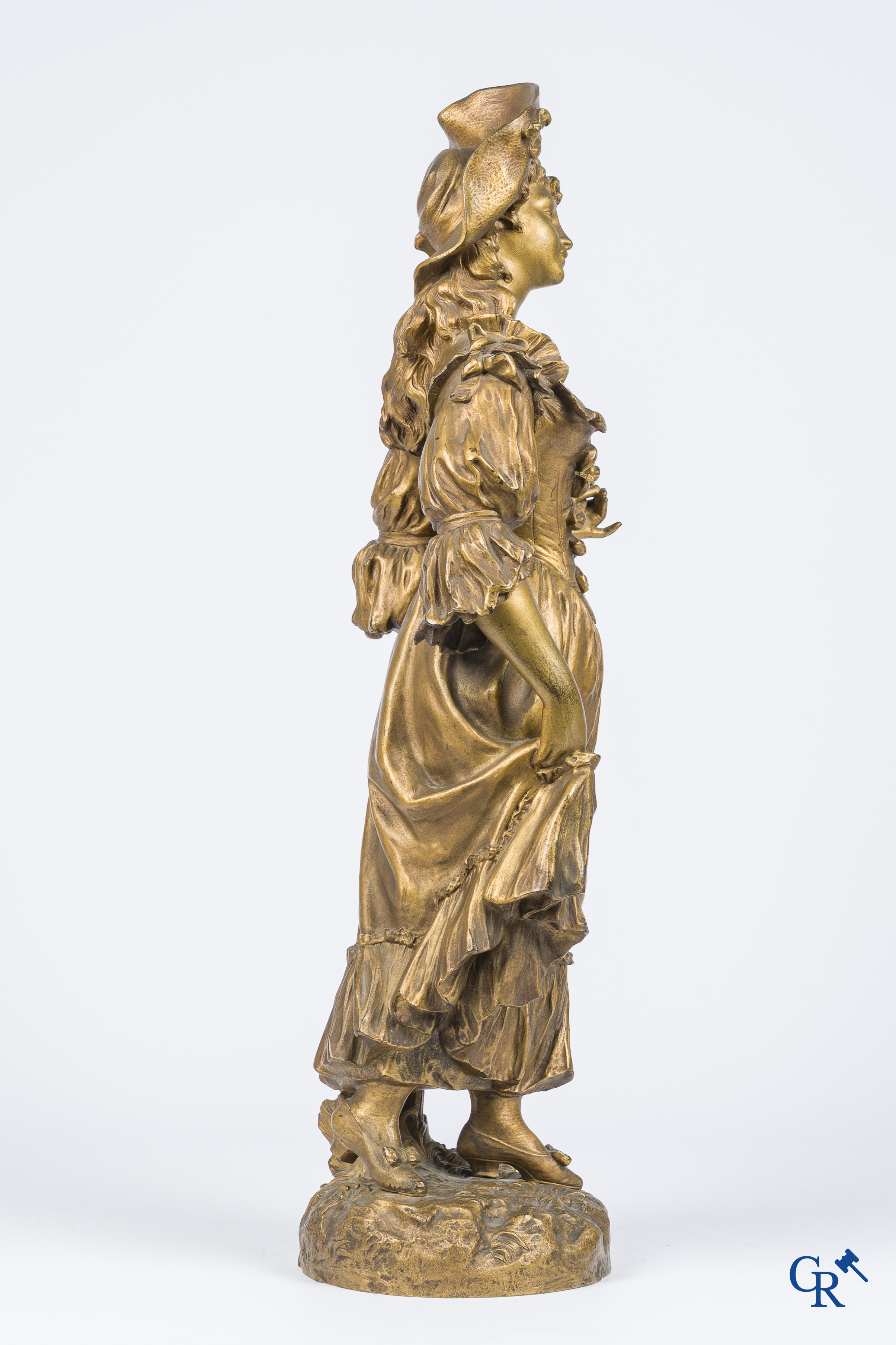 Kossowski. Fijn geciseleerd en verguld bronzen beeld van een jonge dame met bloemen in Belle Epoque stijl. Circa 1890.