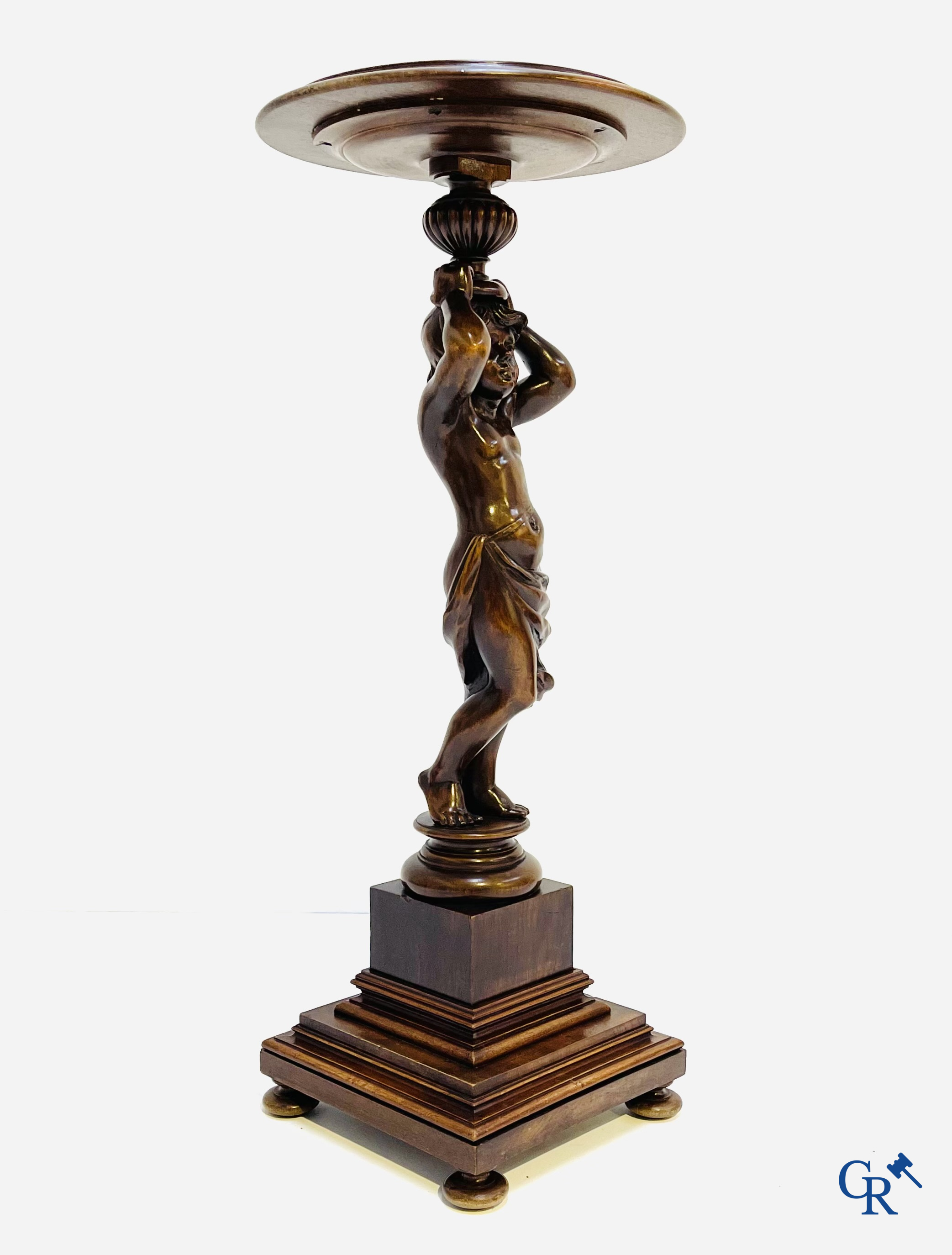 Een gesculpteerde sokkel in fruithout met putti. Circa 1920.