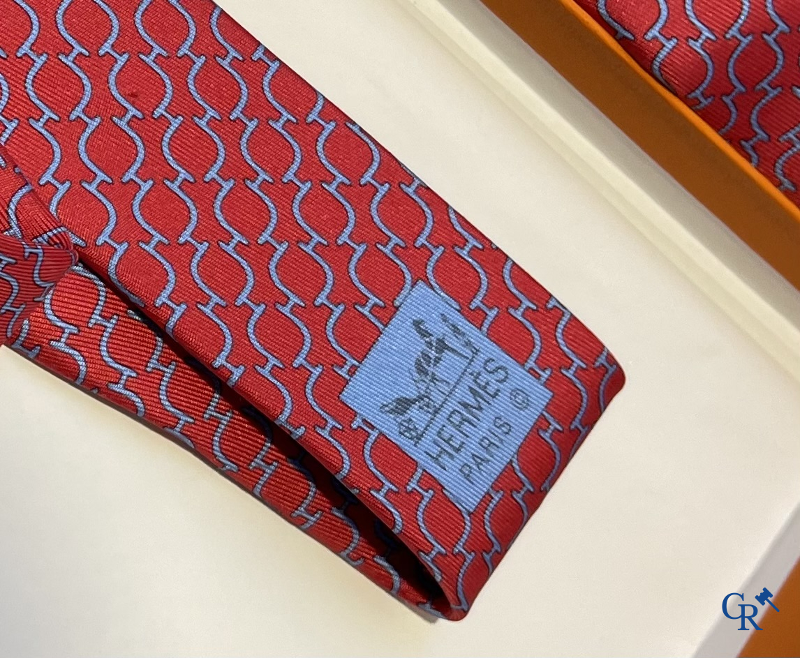 HERMES Paris. 2 Hermès dassen in originele doos en 2 sjaals. Ombrelles et Parapluies en Art des Steppes.