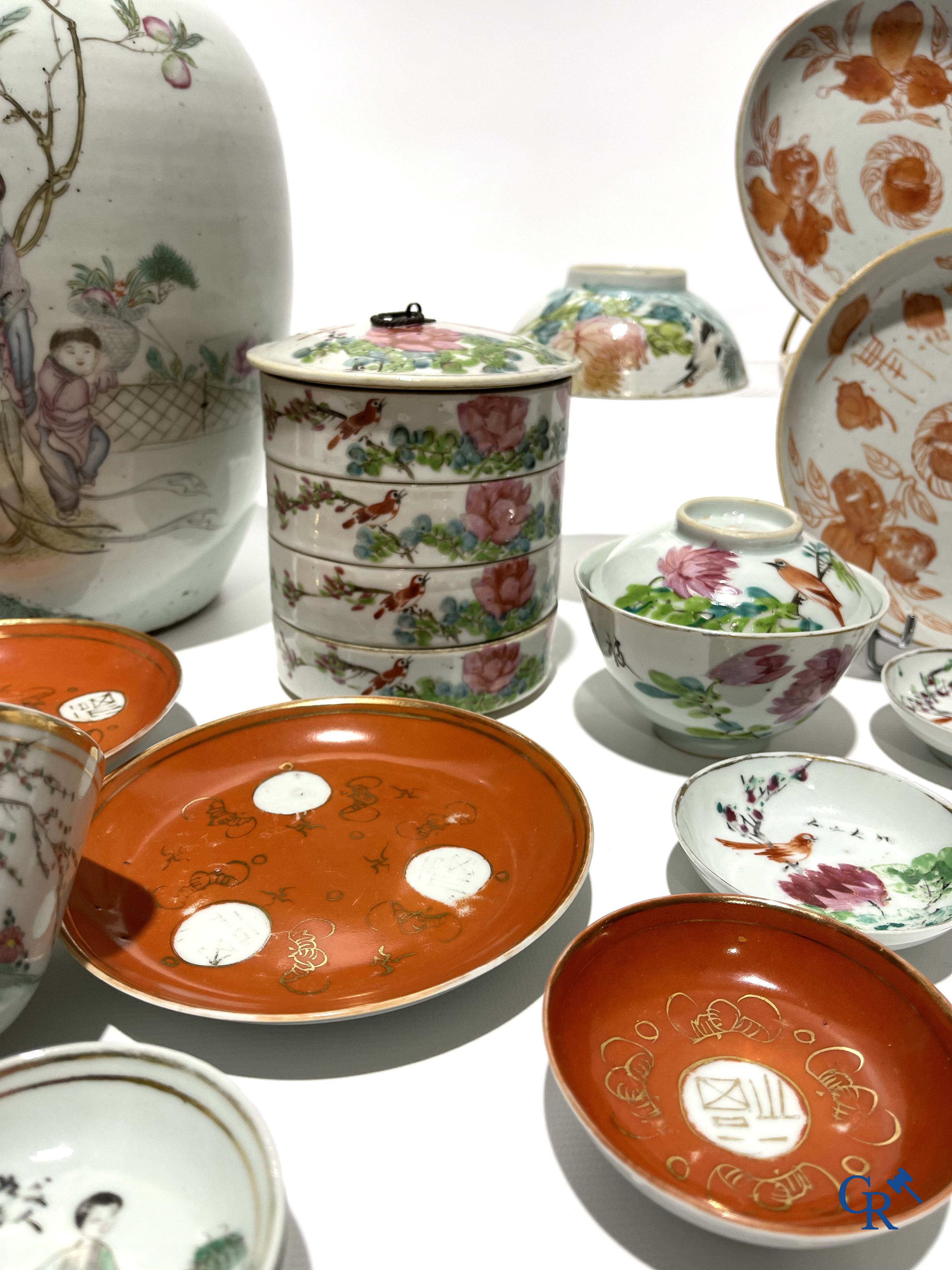 Aziatica. Chinees porselein. Een groot lot divers Chinees porselein.