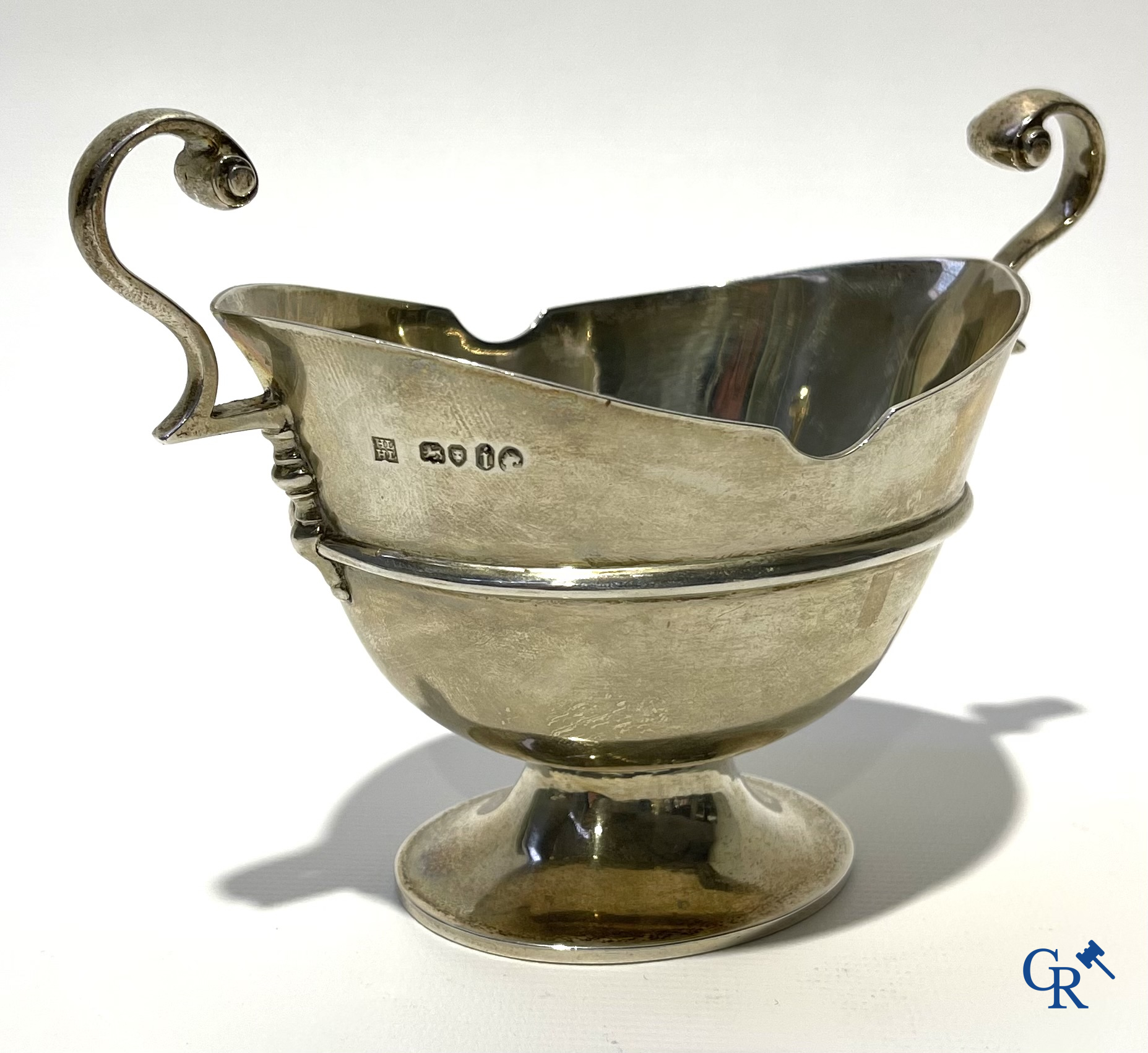 Zilver. 6 vormstukken in zilver, voornamelijk Sterling en een 18e eeuws mes in zilver.