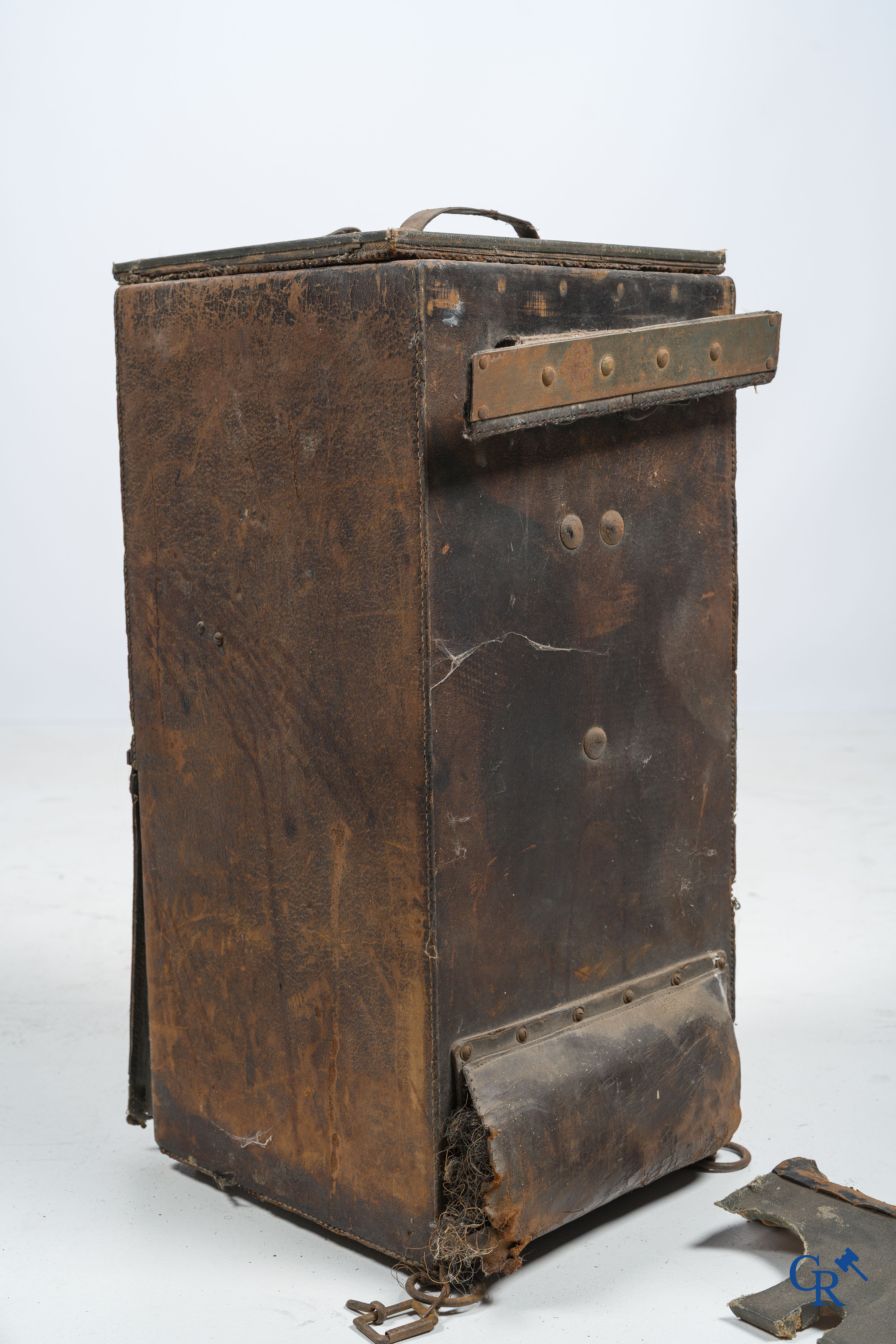 Militaria. Duitse militaire schaarverrekijker of Scherenfernrohr WWI in opbergkist en een Duits militair document WWII.