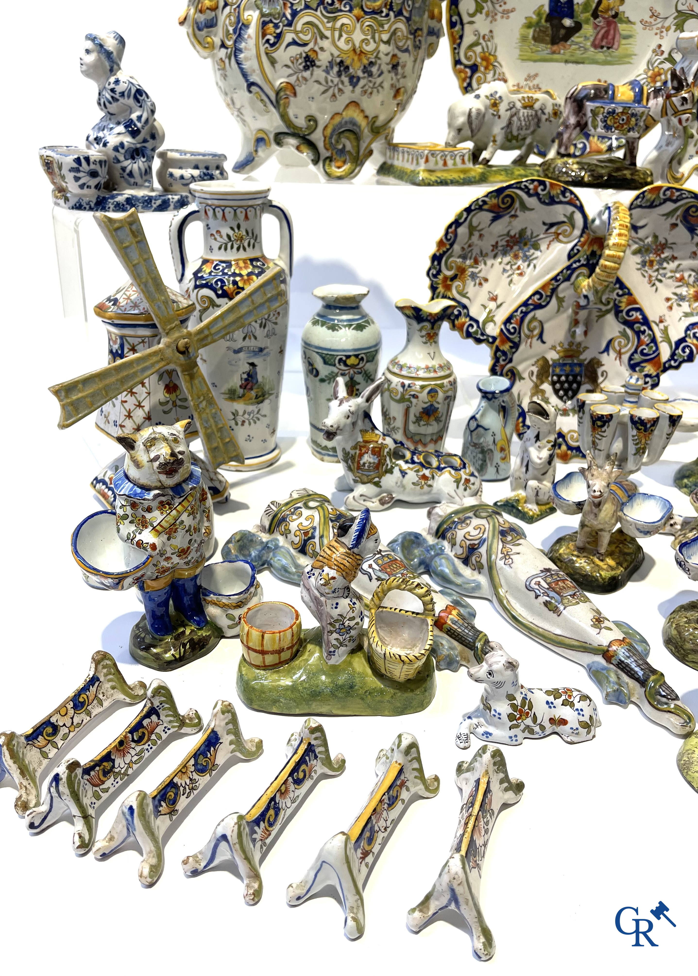 Faience van Rouen, Devres. Interessant en groot lot met diverse polychrome vormstukken. 19e eeuw.