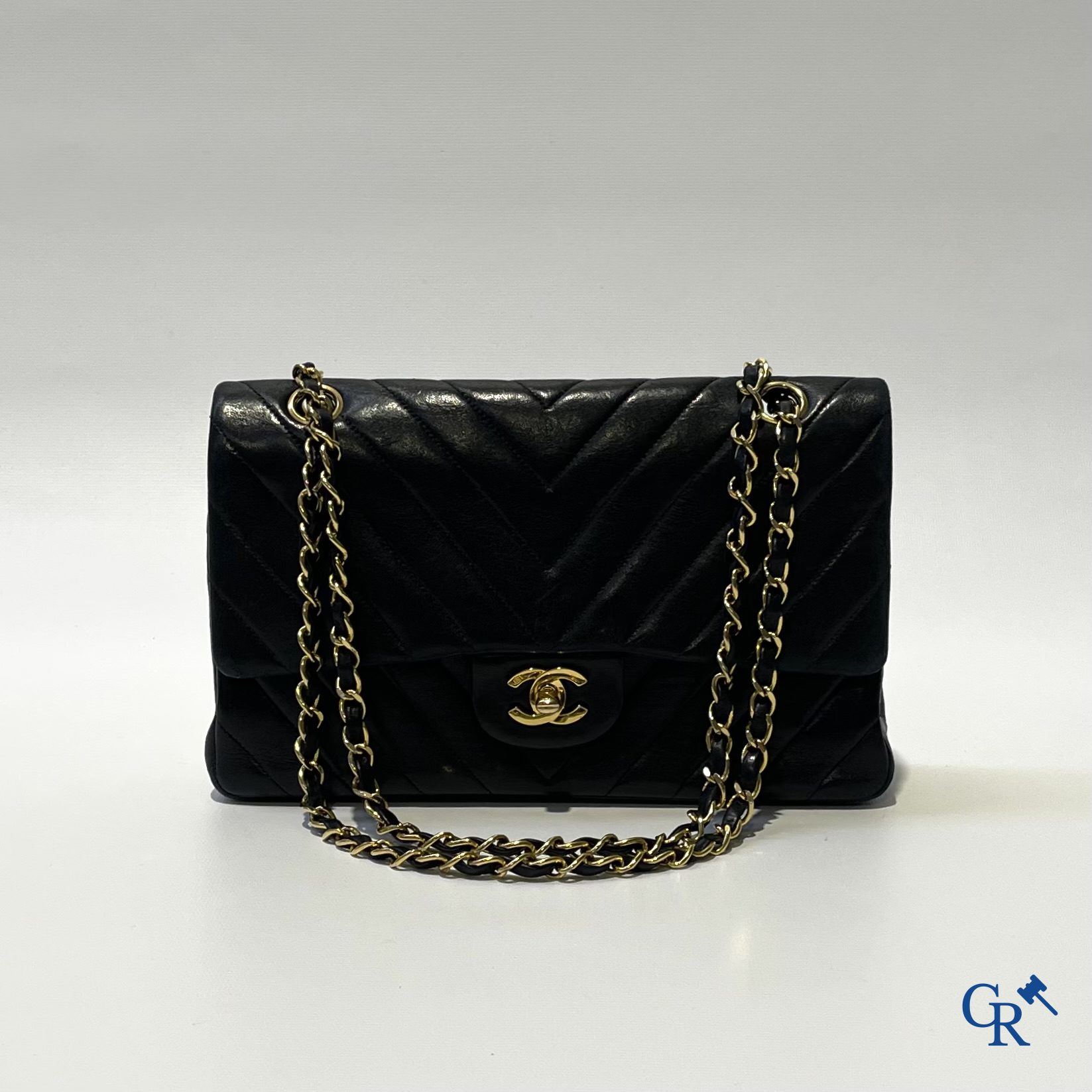 Chanel. Een lederen handtas met gevlochten ketting.