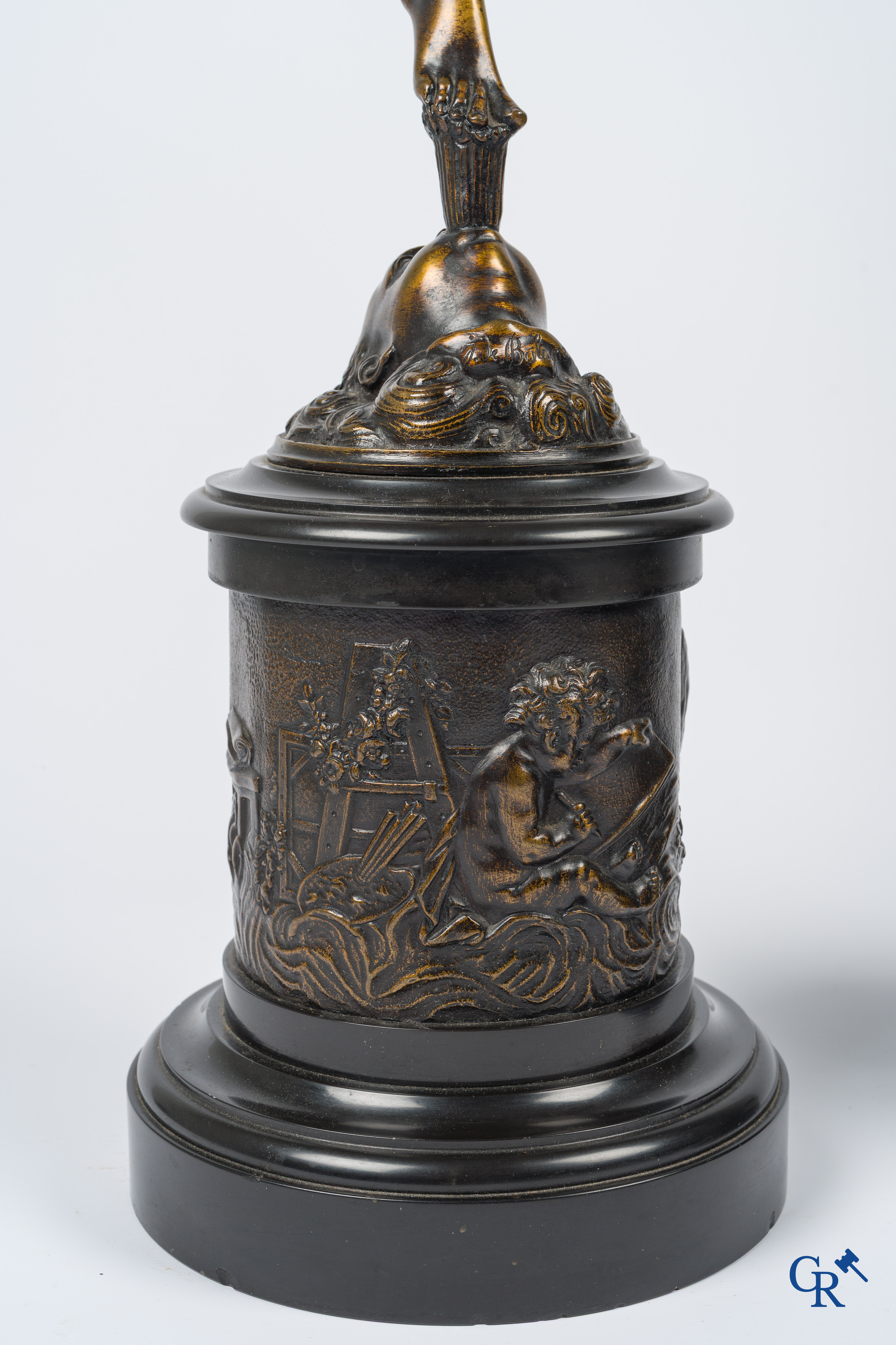 Een paar imposante bronzen beelden in de antieke stijl naar een model van Jean De Bologne.