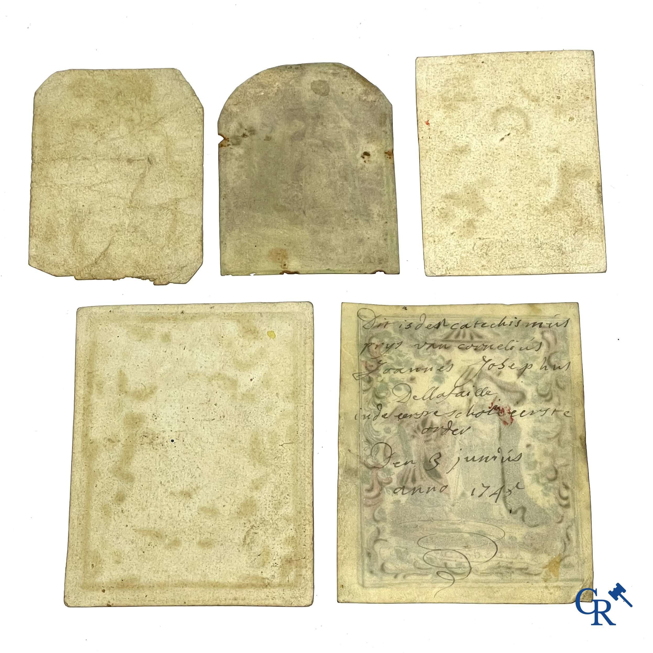 Religieuze objecten. 5 devotie prenten. Kopergravure op vergé papier en velijn aangevuld met kleur. 18e eeuw.