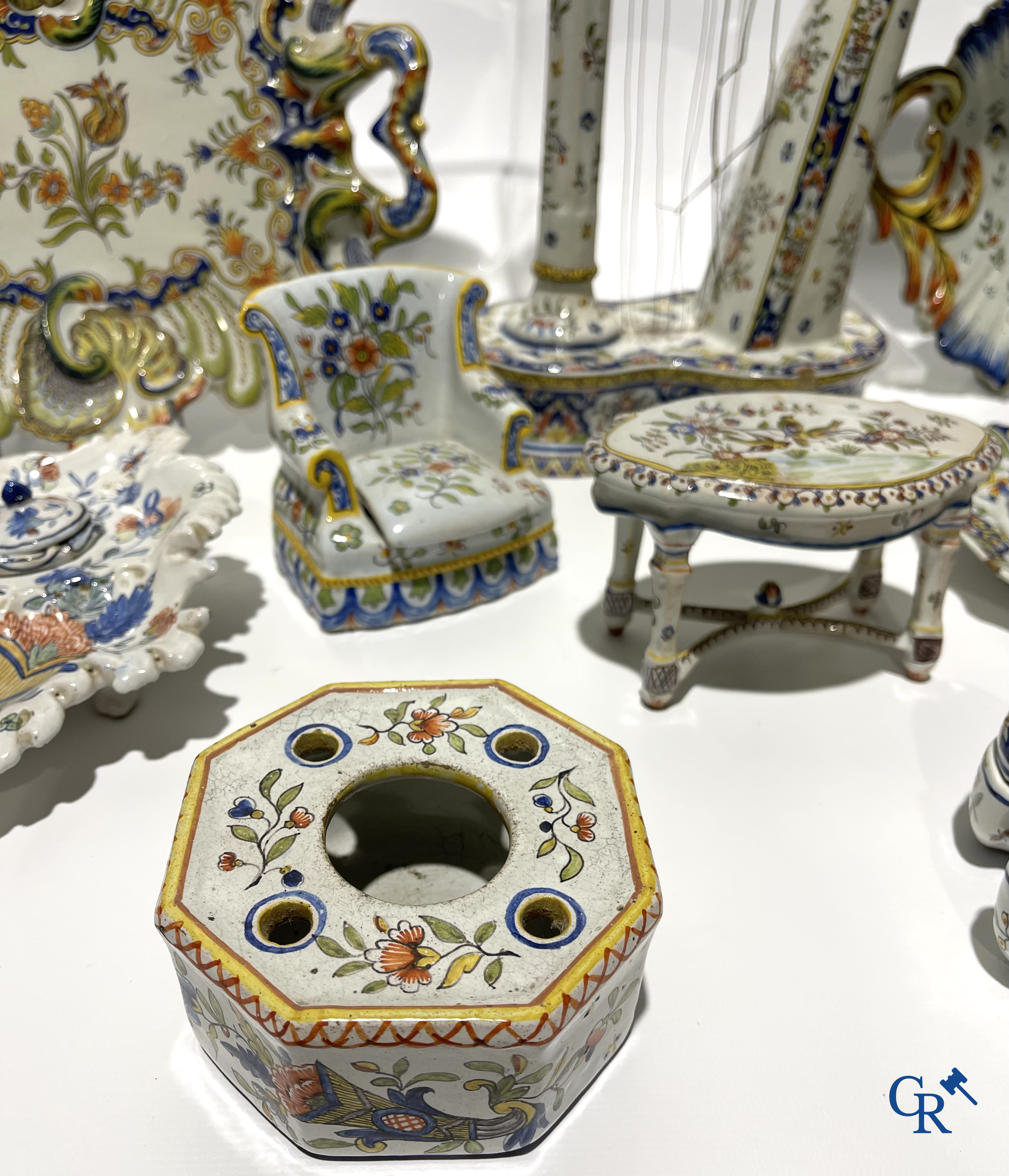 Faience of Rouen, Devres. Interesting and large lot with various polychrome pieces. 19th century.