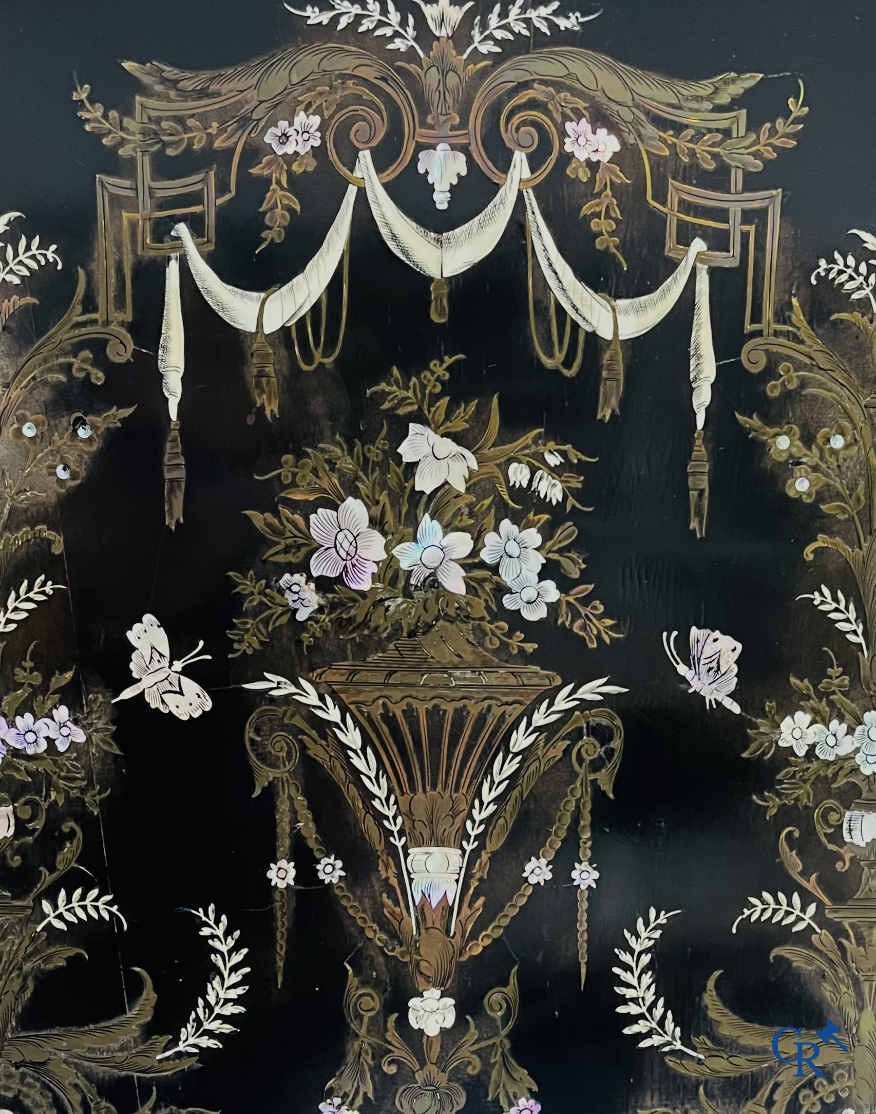 Napoleon III meubel in zwartgelakt hout en bronsbeslag. Marquetterie in de stijl van Boulle en parelmoer inlegwerk.