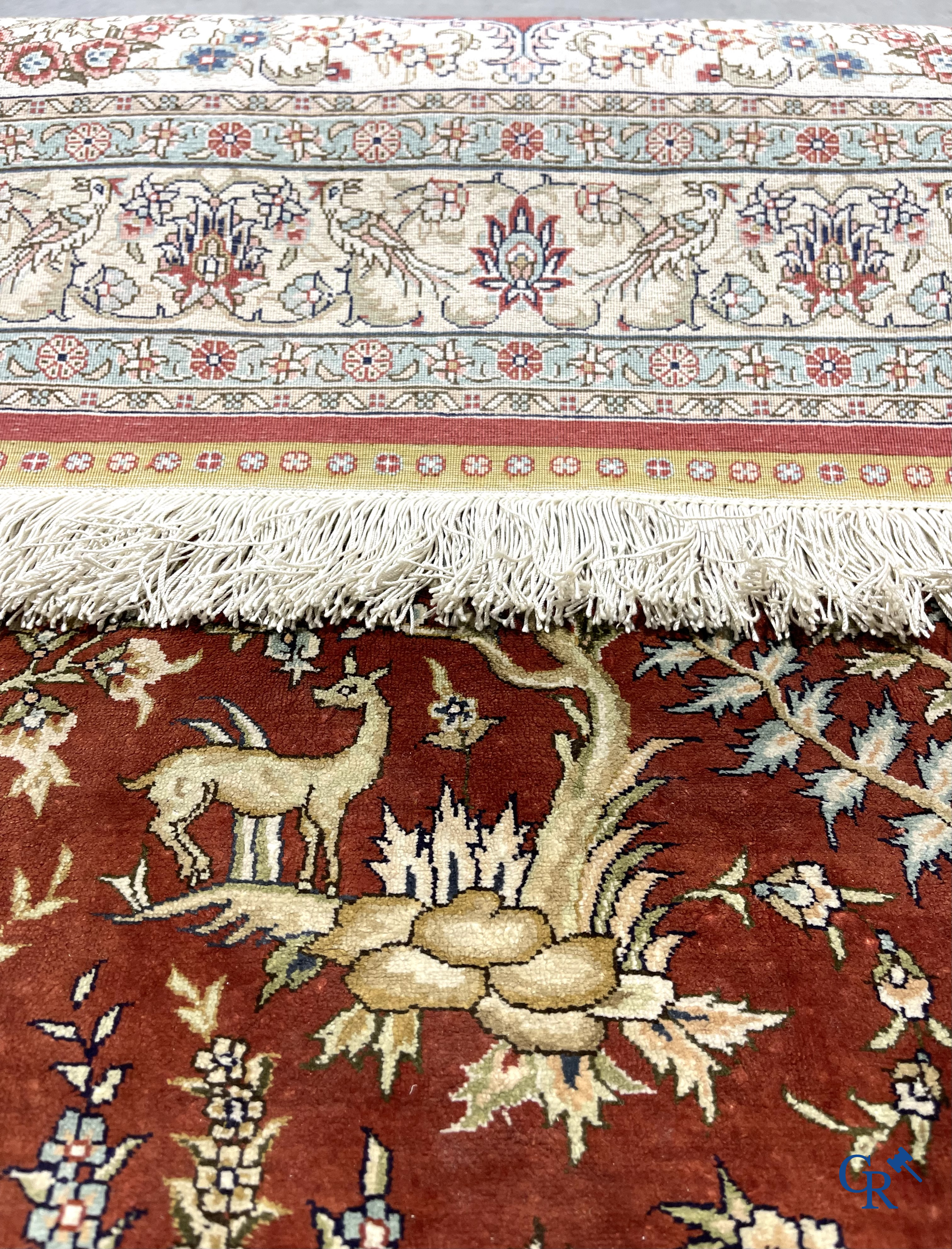 Oosterse tapijten. Hereke. Een fijn handgeknoopt zijden tapijt met dieren en vogels in het woud. Gesigneerd.