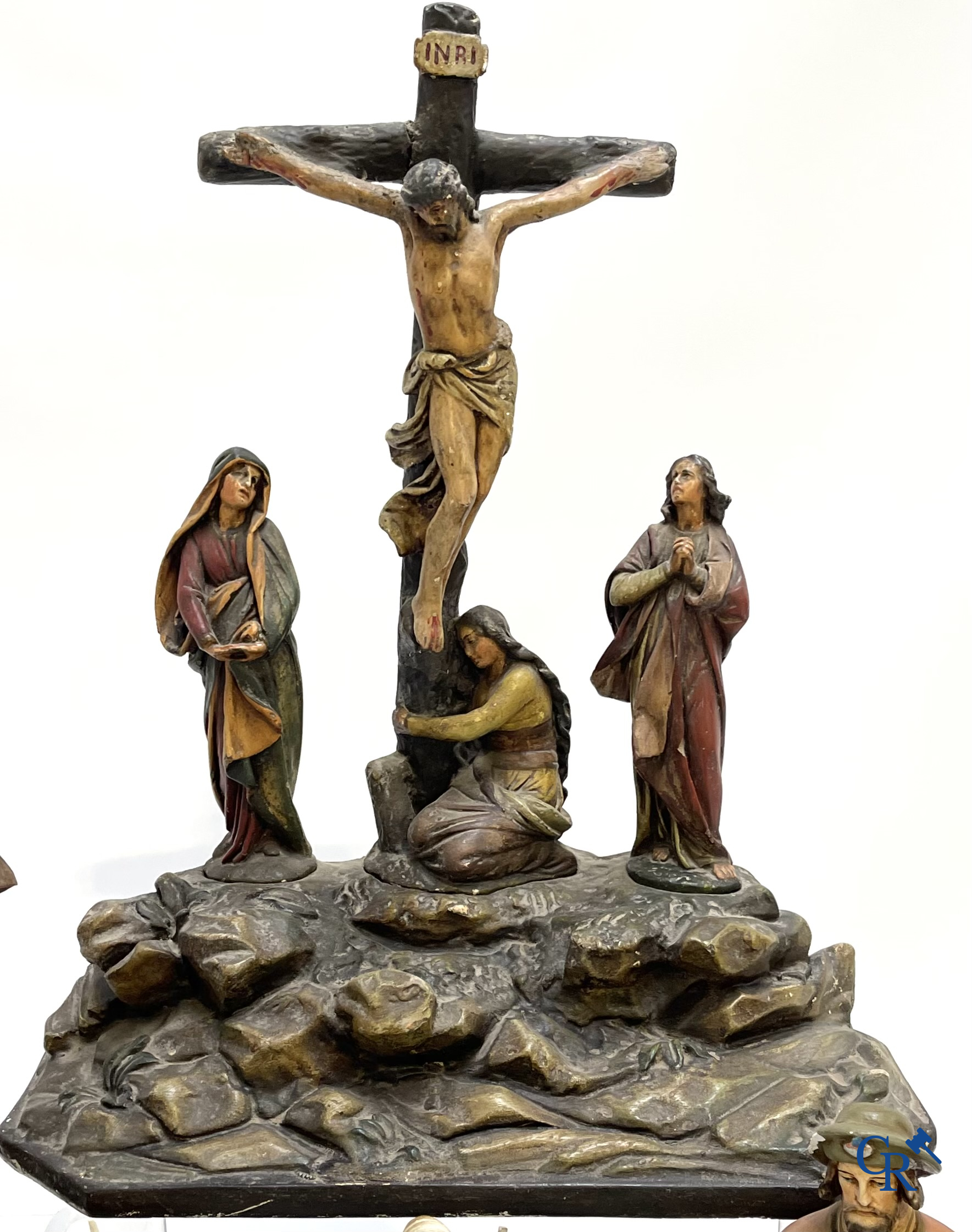 Religieuze objecten. Een groot lot heiligenbeelden in biscuit, hout, faience en plaaster.