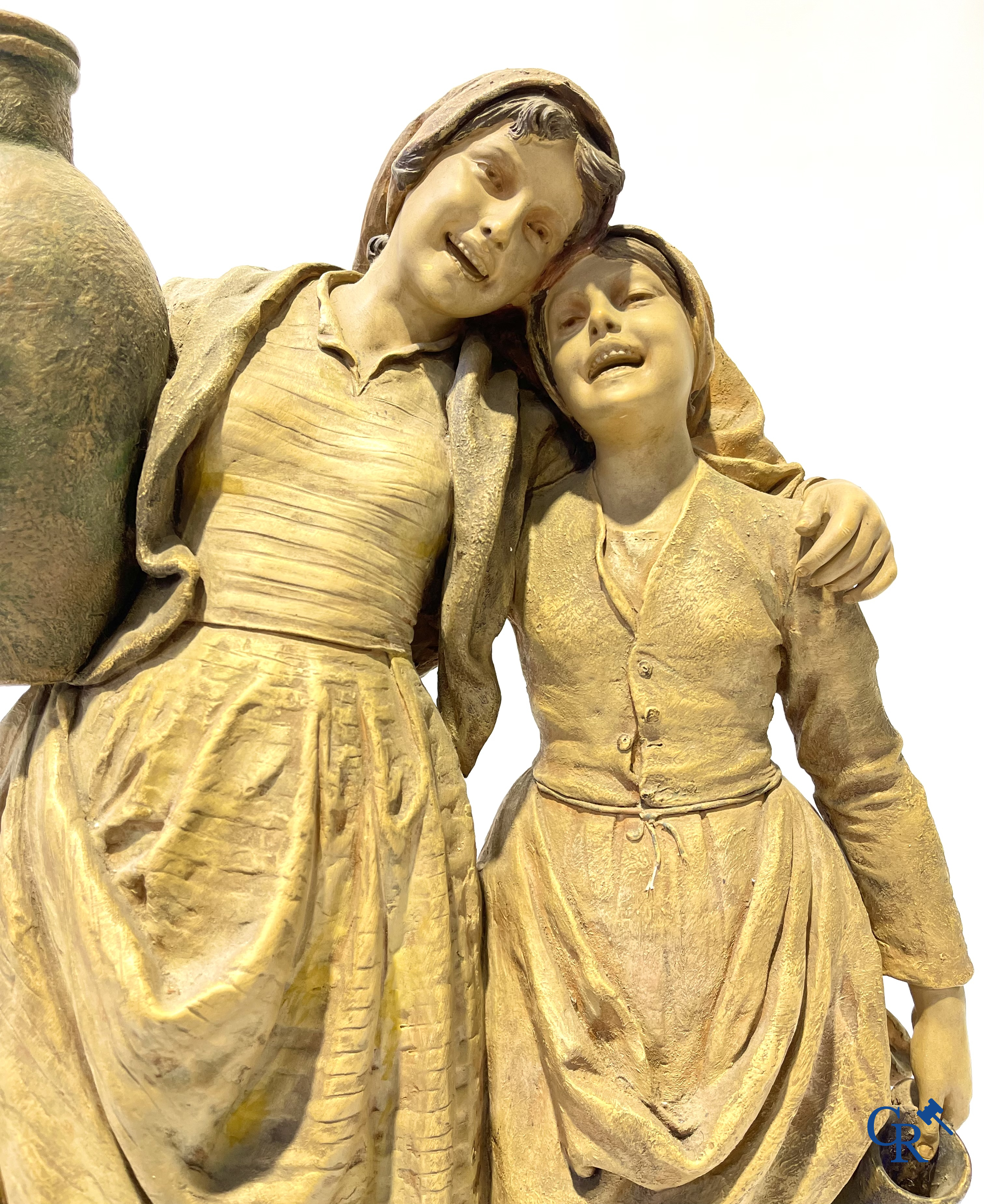 Friedrich Goldscheider Wien. Groot terra cotta beeld, de waterdraagsters. Gesigneerd G. Tole, circa 1910.