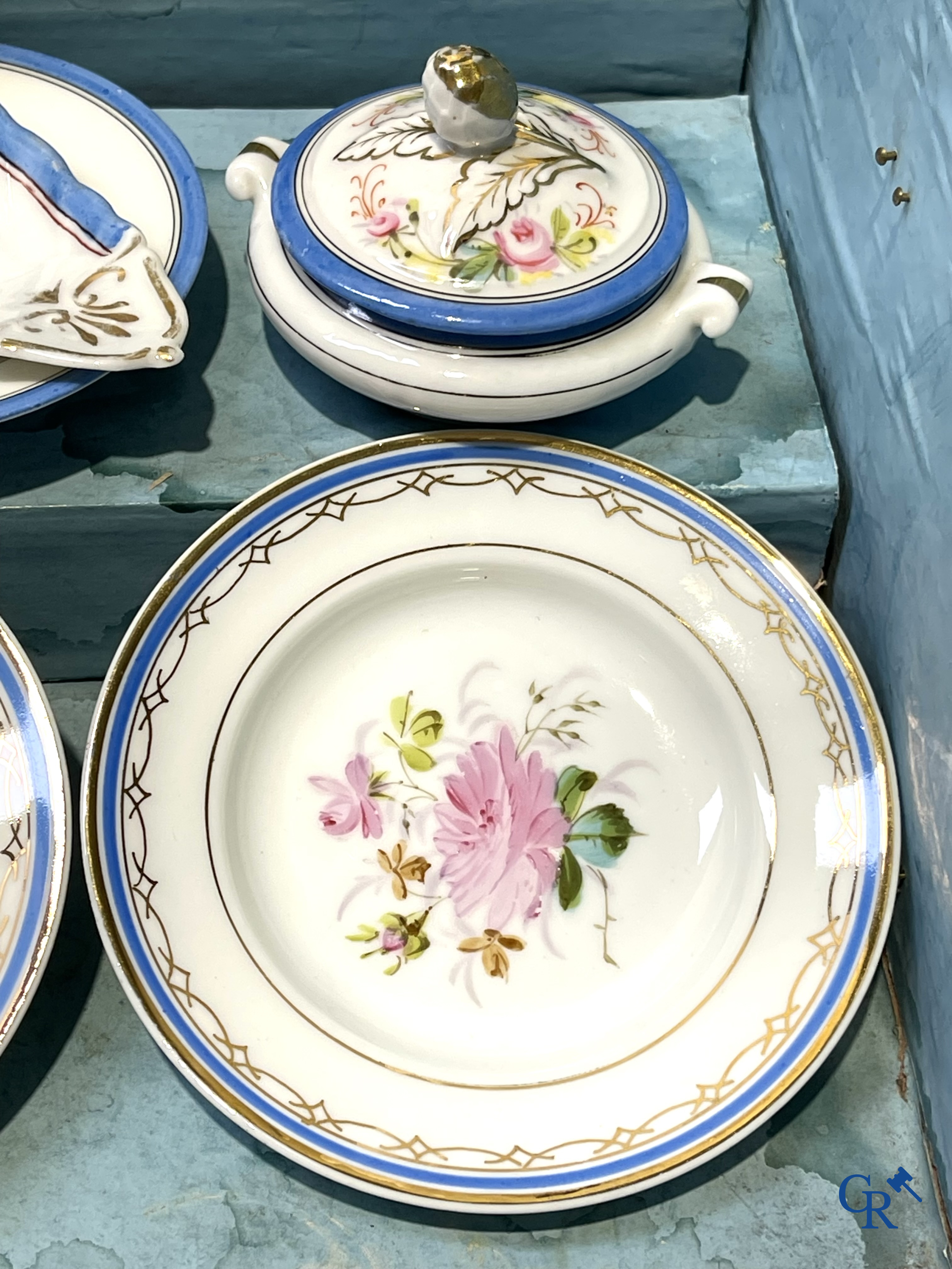 Oud speelgoed, Uitzonderlijk porseleinen poppenservies in originele koffer. Maison Bail, 210, Rue de Rivoli Paris.