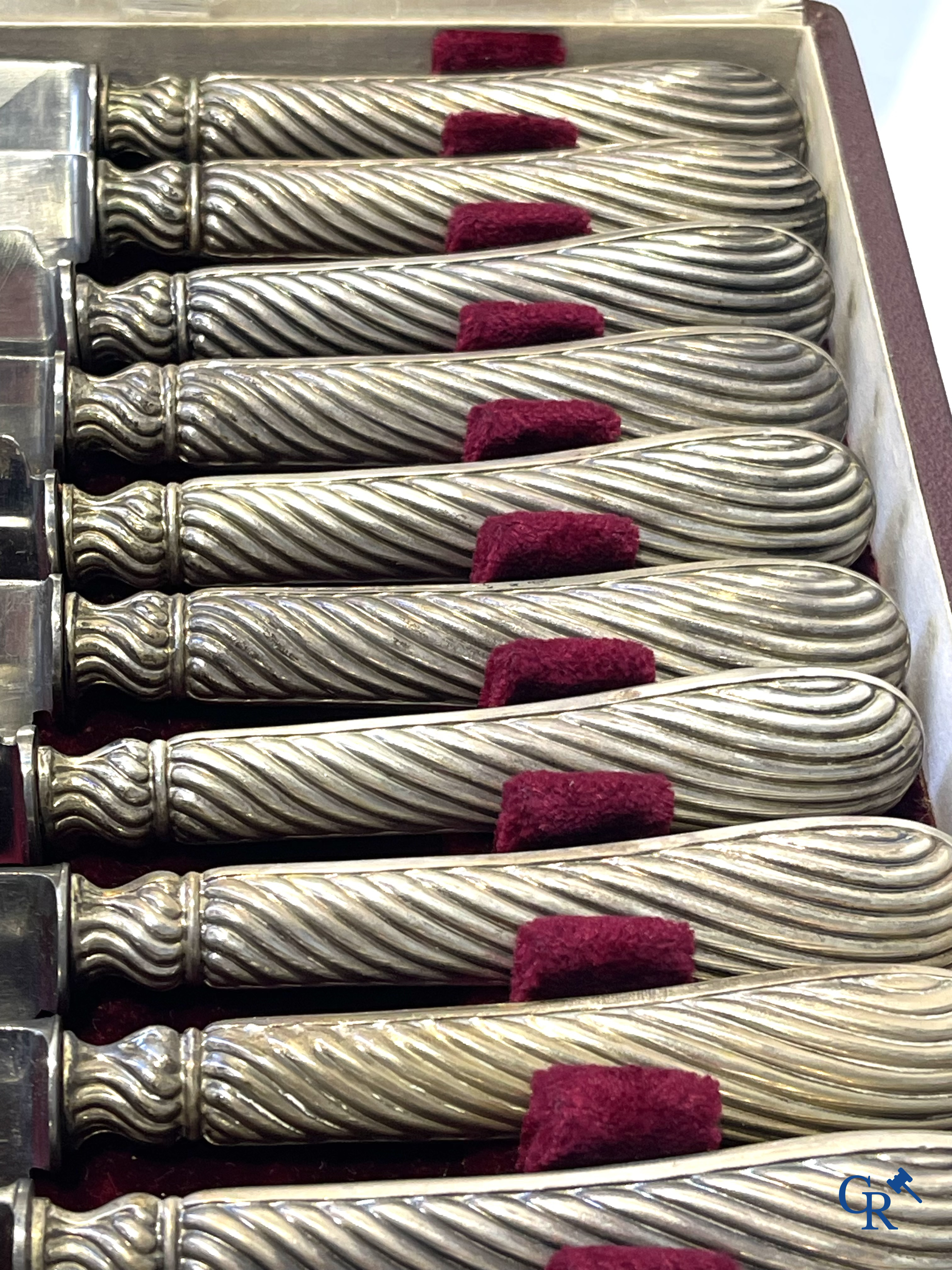 Zilver. Reeks van 12 messen met zilver handvat. originele doos.