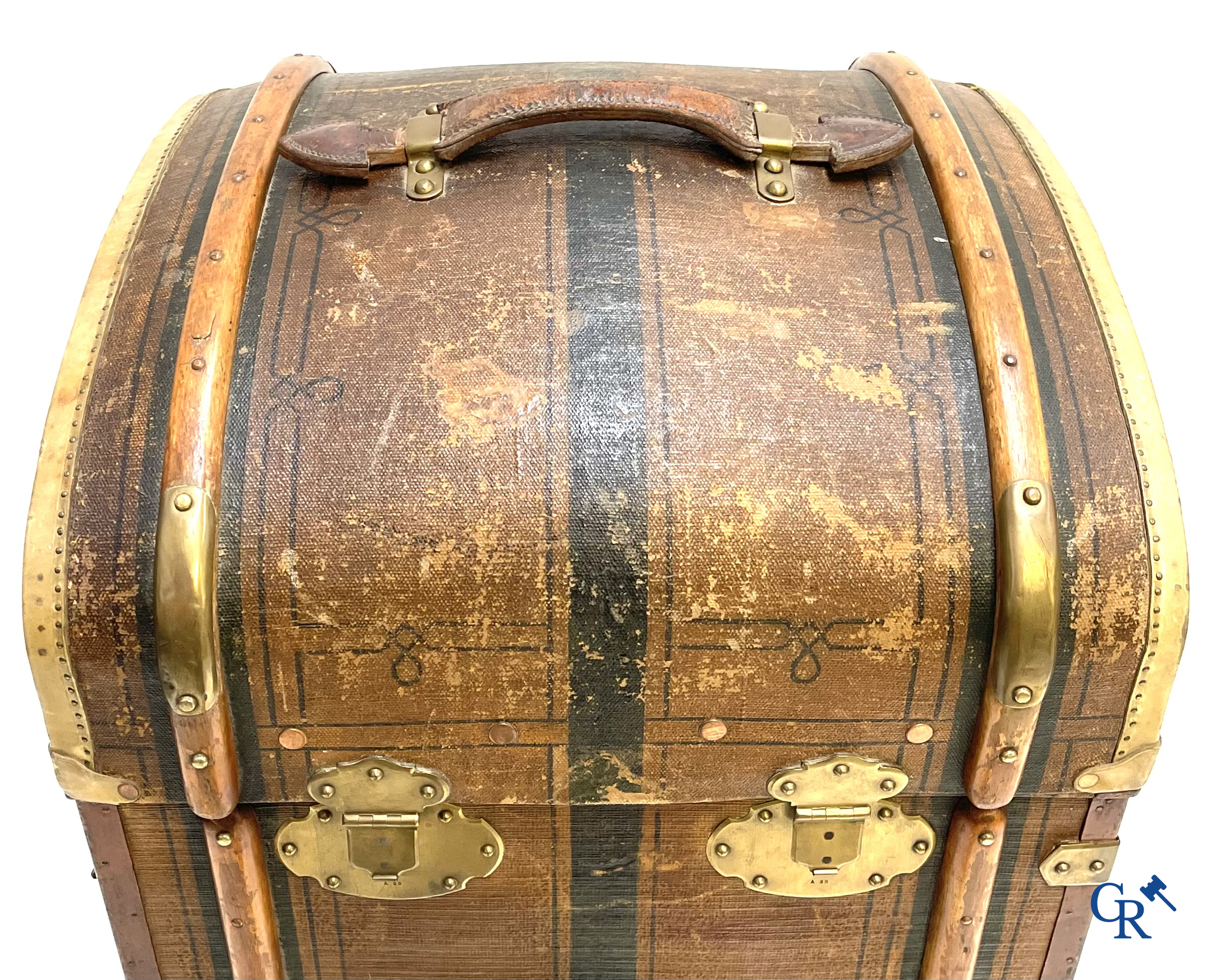 Antieke koffer. Buitengewone grote reiskoffer met dressing. Meerdere schuiven en opbergvakken. Circa 1900.