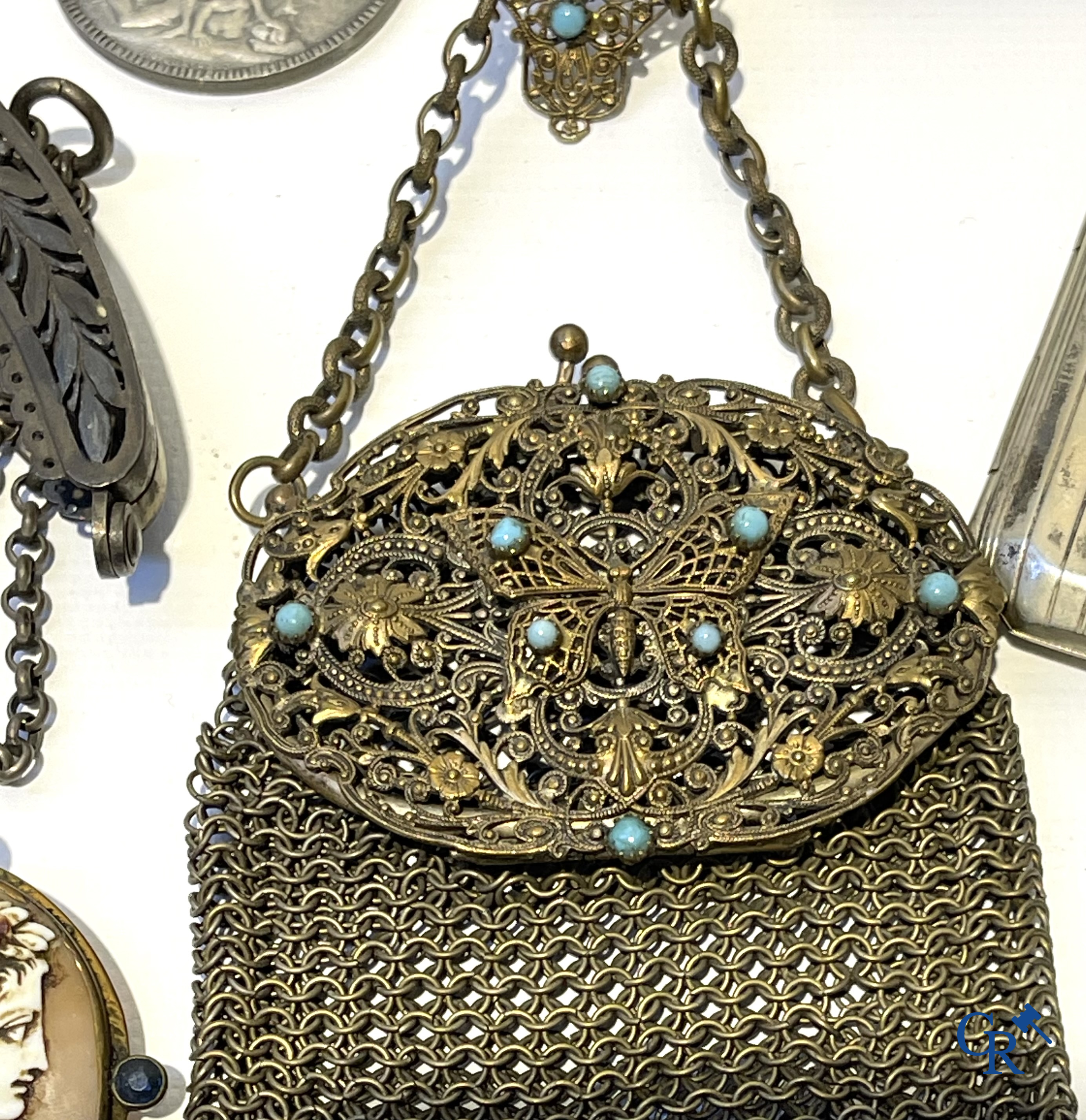 Groot lot verzamelobjecten, zakhorloge, fantasiejuwelen en andere. Meerdere in zilver.