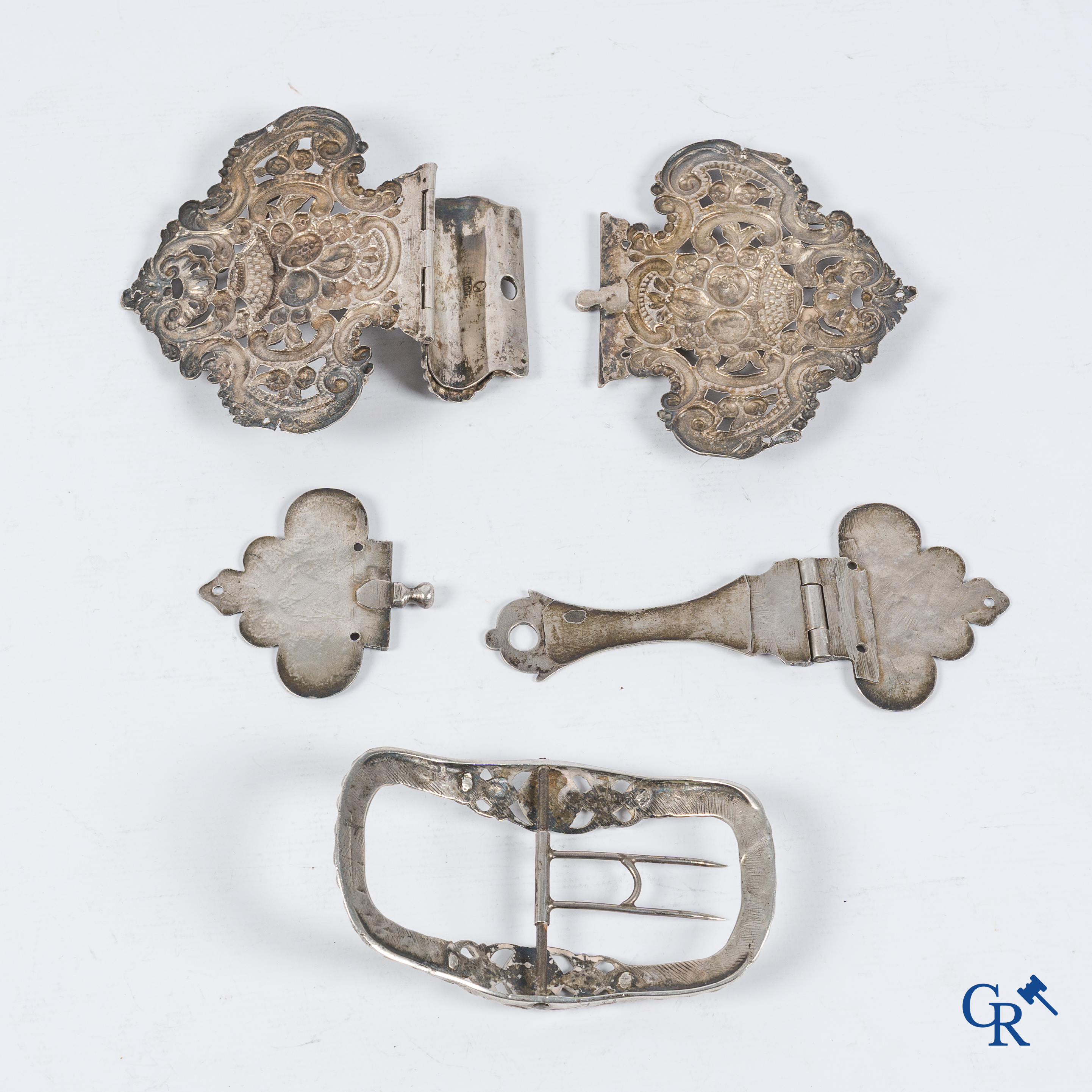 Zilver. 2 boeksluitingen en een riem gesp in bewerkt zilver. 18e-19e eeuw.