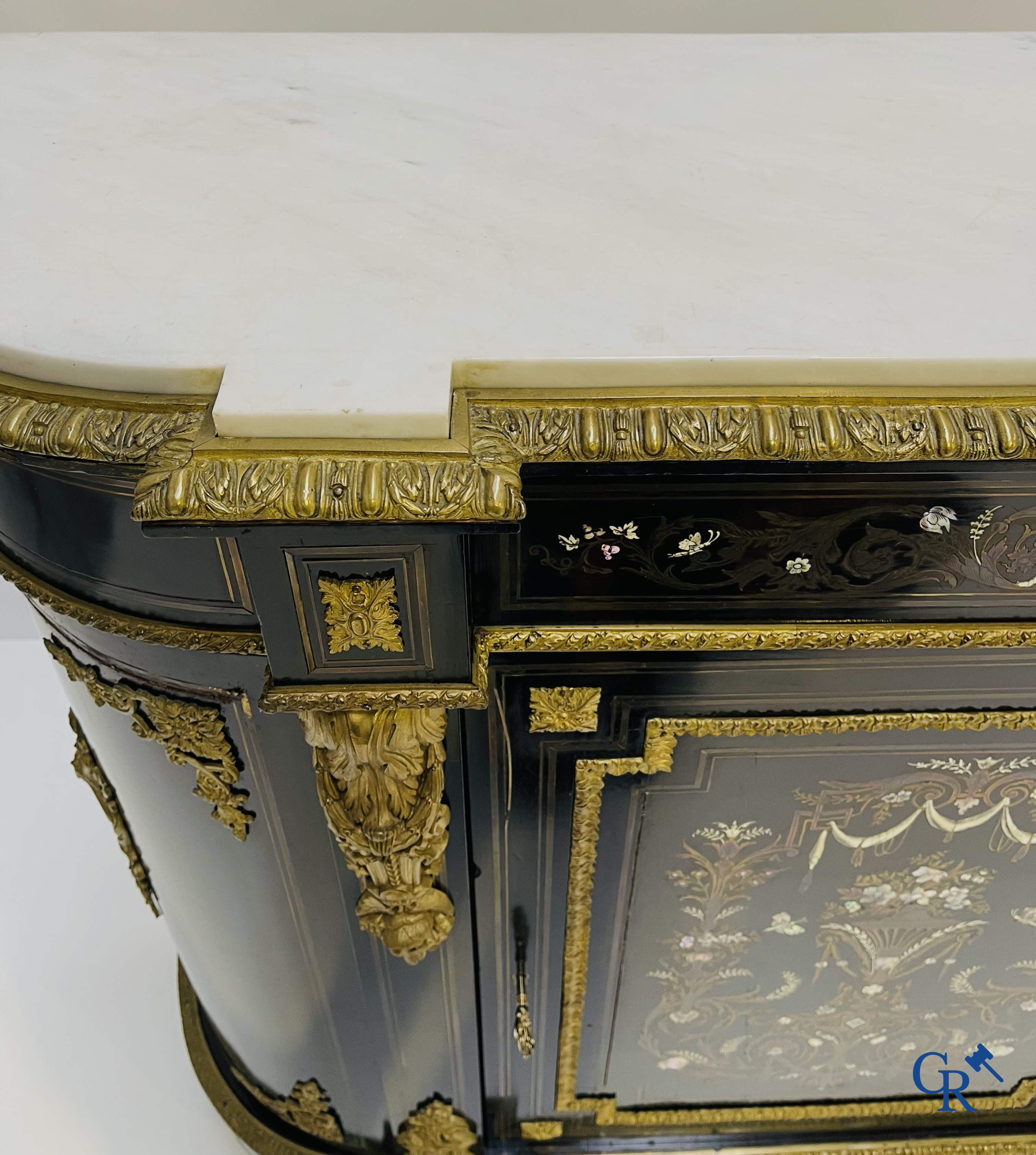 Napoleon III meubel in zwartgelakt hout en bronsbeslag. Marquetterie in de stijl van Boulle en parelmoer inlegwerk.