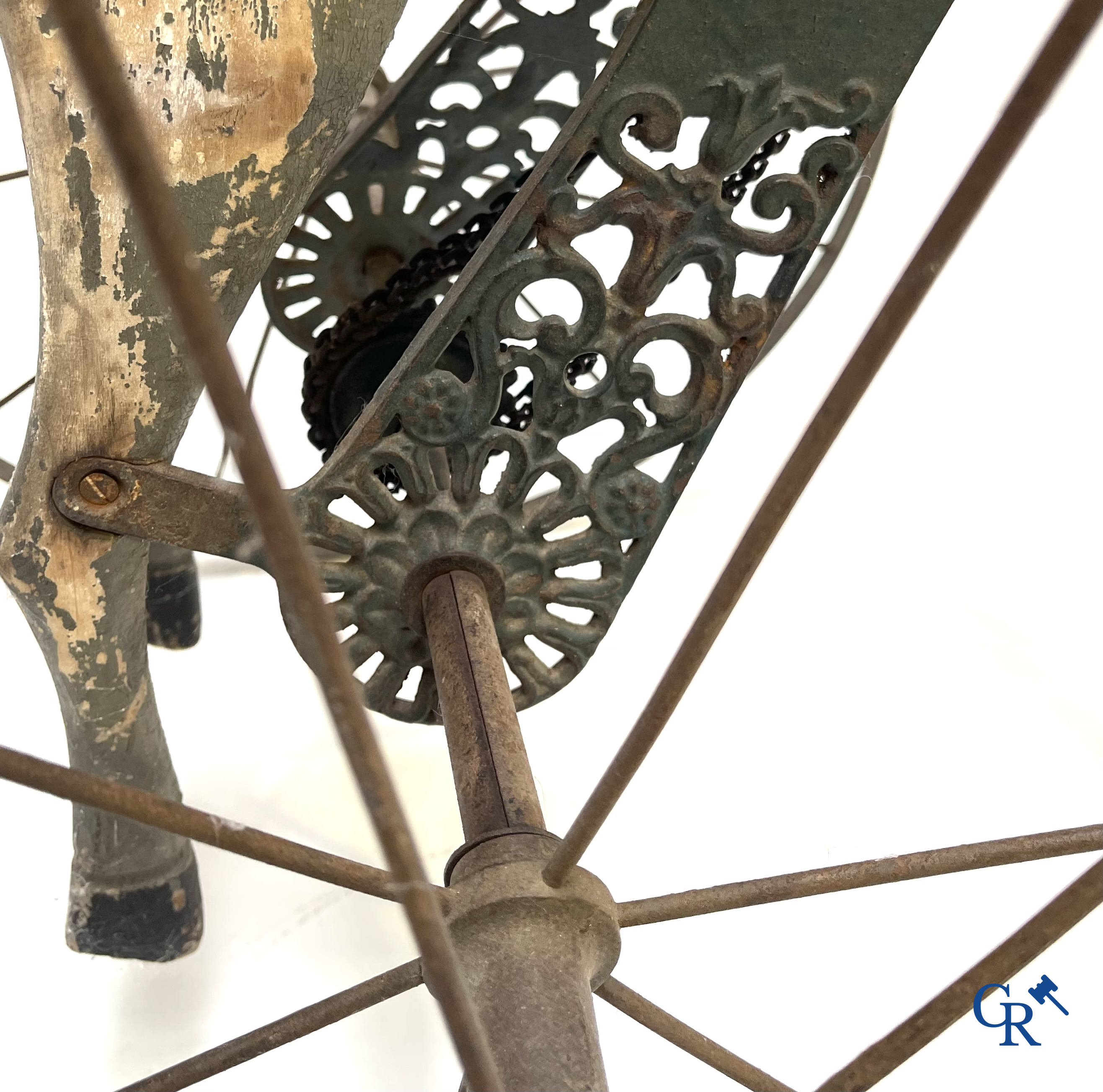 Oud speelgoed. Napoleon III fietspaard of driewieler in hout en metaal. Circa 1880.