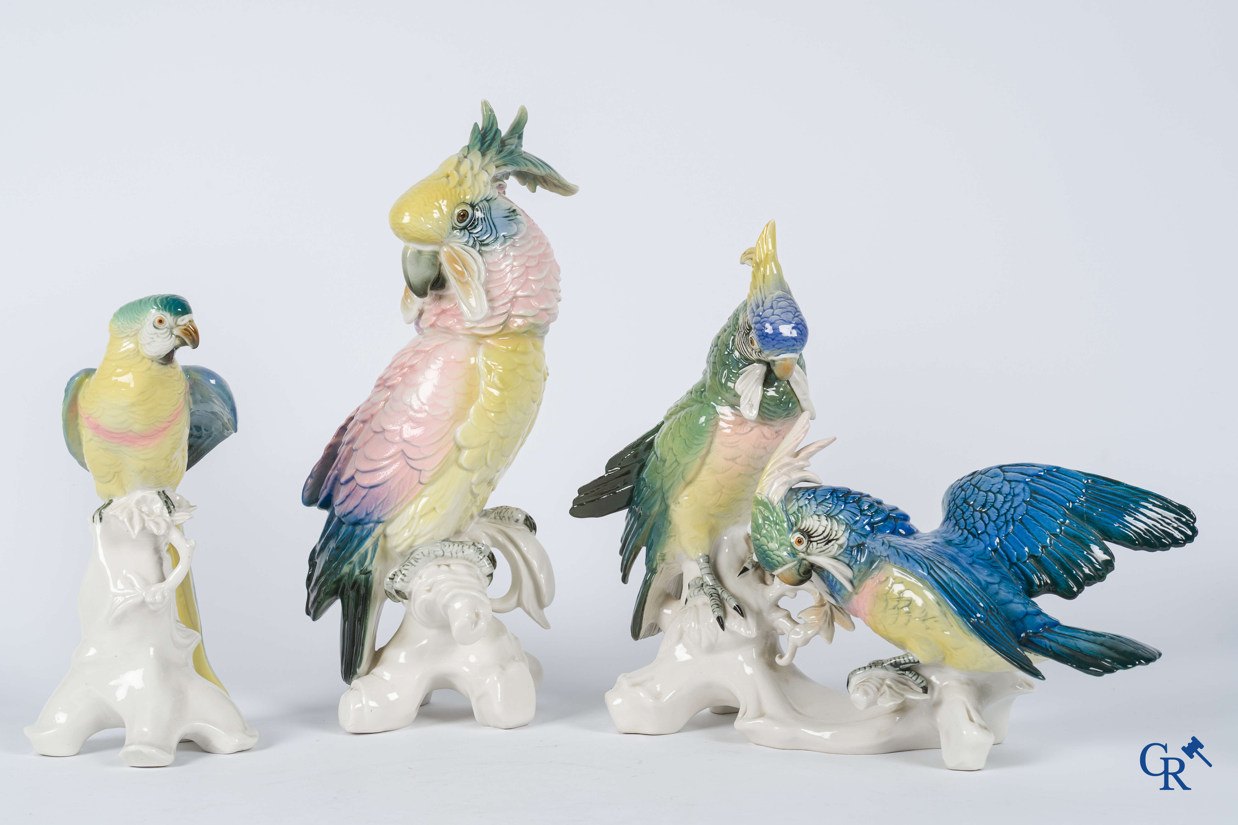 Karl Ens Volkstedt. Groot lot met diverse vogelsoorten in fijn Duits porselein. Gemerkt.