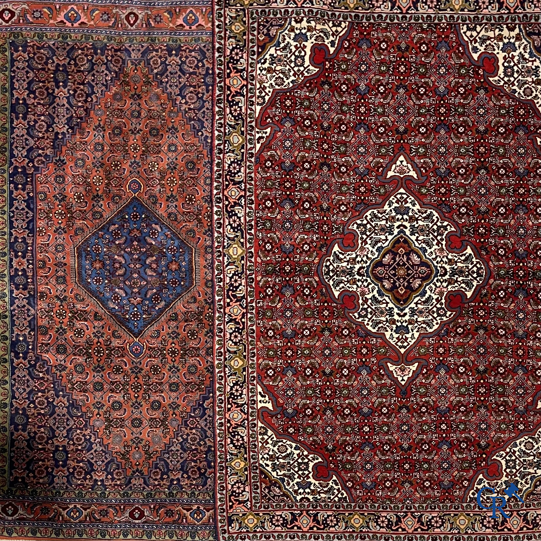 Oosterse tapijten. 2 handgeknoopte tapijten in wol.