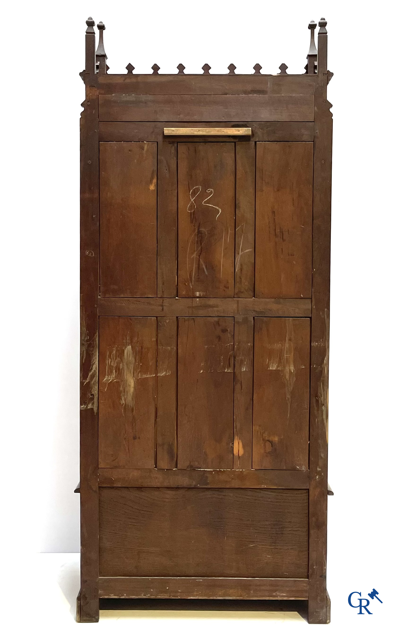 Een neogotische hallbank met koffer in notelaar. Gemerkt "Au Gros Chêne" à Paris.