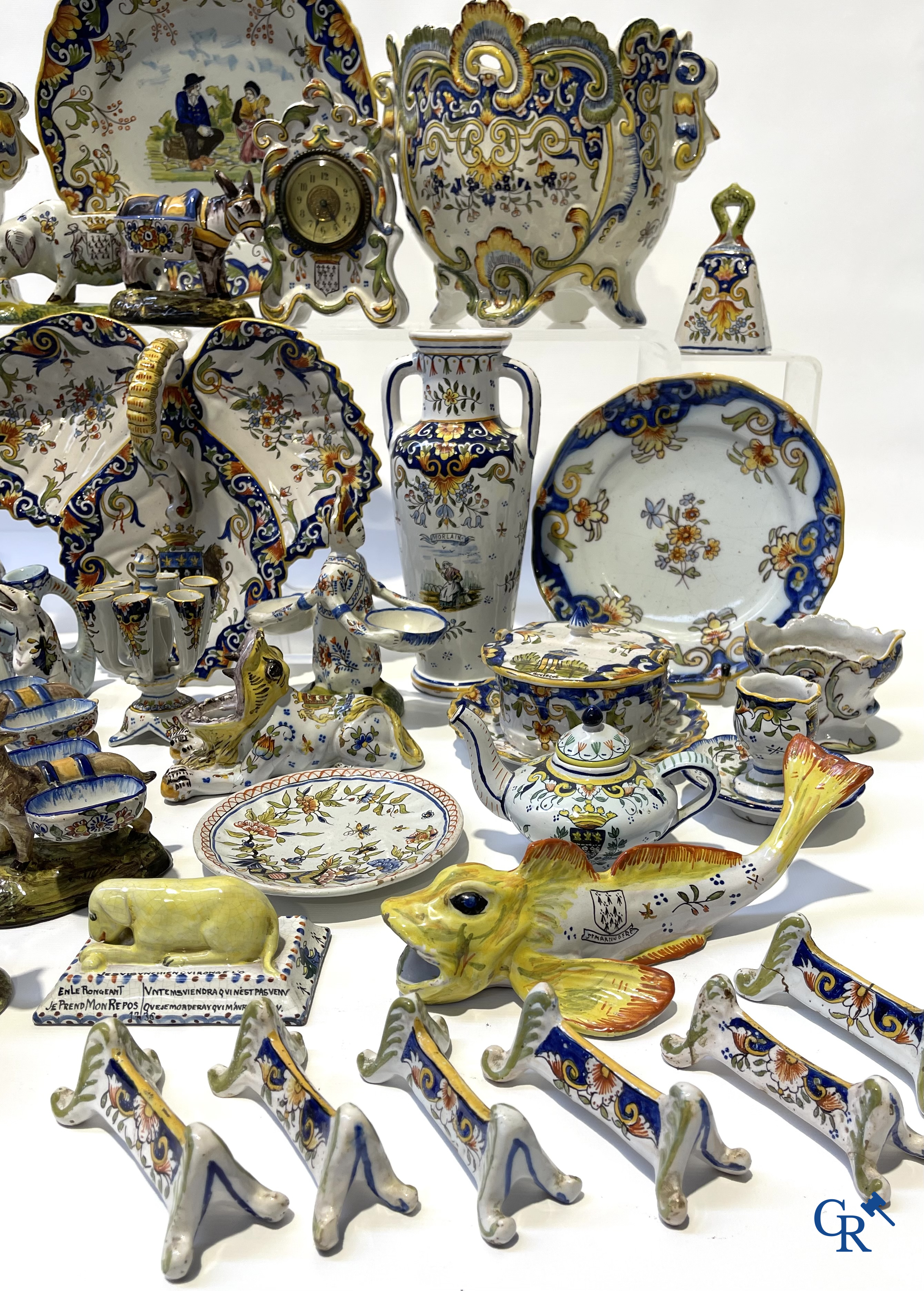 Faience van Rouen, Devres. Interessant en groot lot met diverse polychrome vormstukken. 19e eeuw.