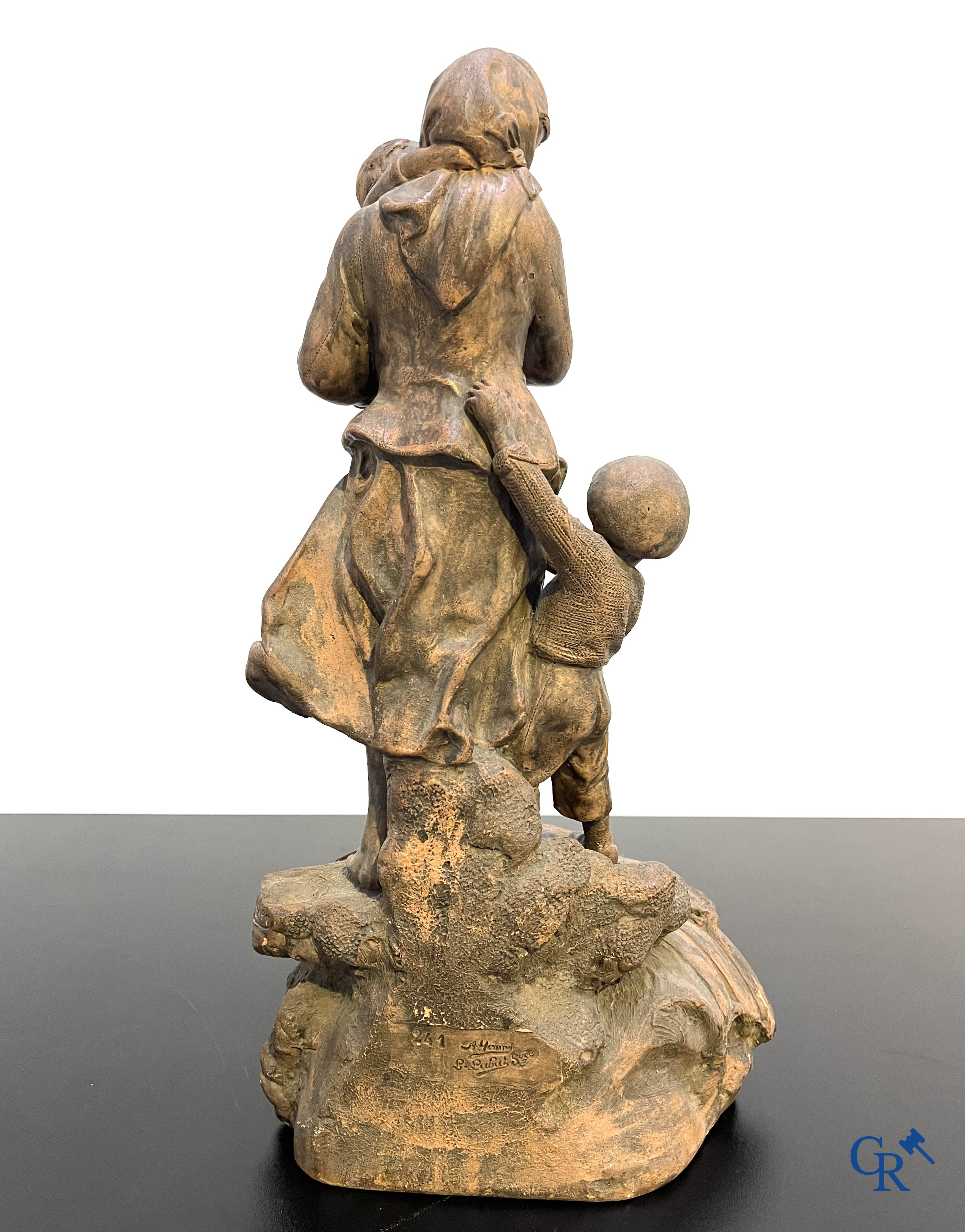 Een kavel met diverse brocante, terra cotta vissersbeeld, houten klok, 2 paar Vieux Paris vazen en een vaas in kristal.