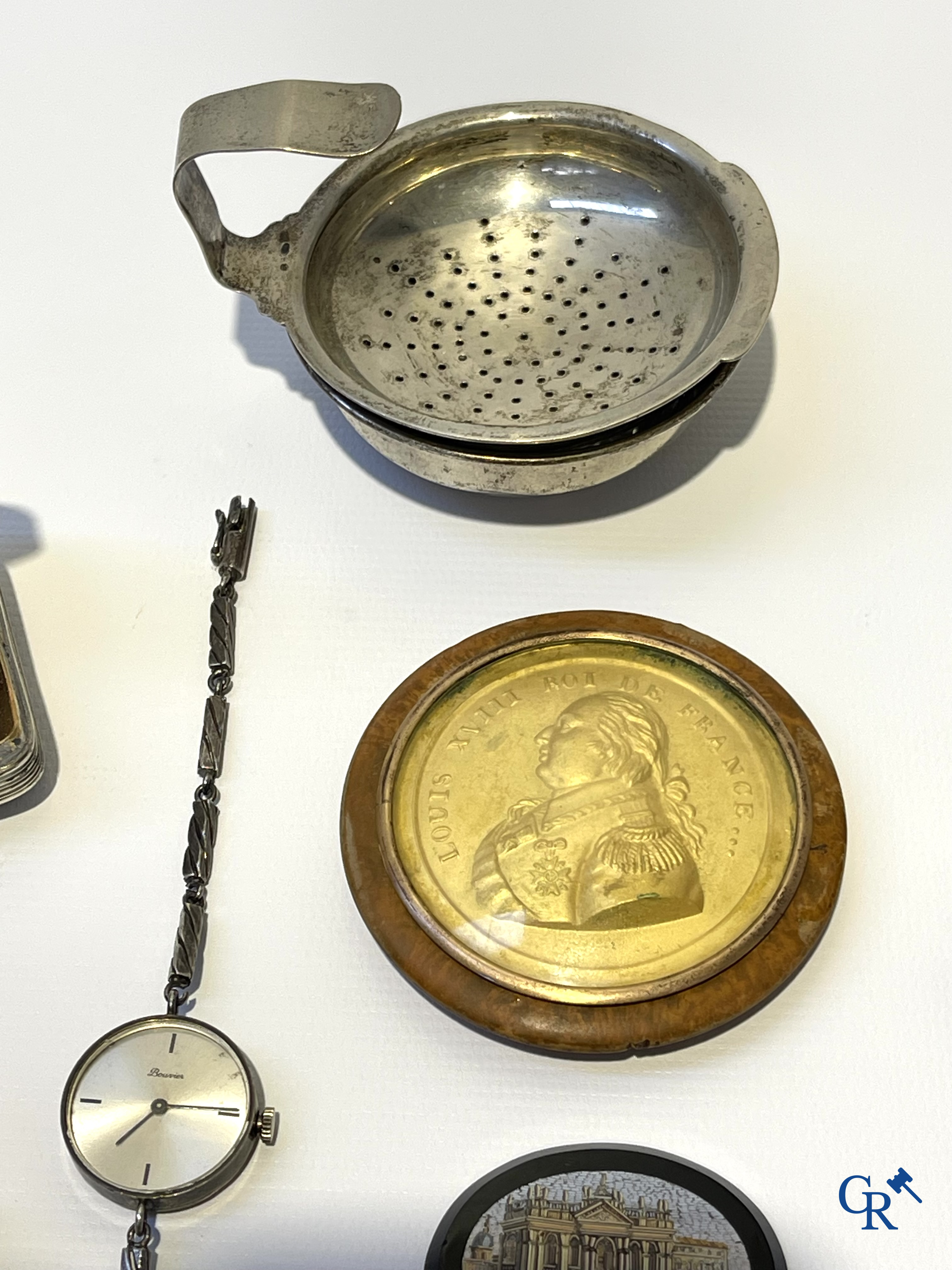 Lot with display case objects, jewellery with diamond, timepieces, silver tobacco boxes, micro mosaic, etc. 18th-19th-20th century.