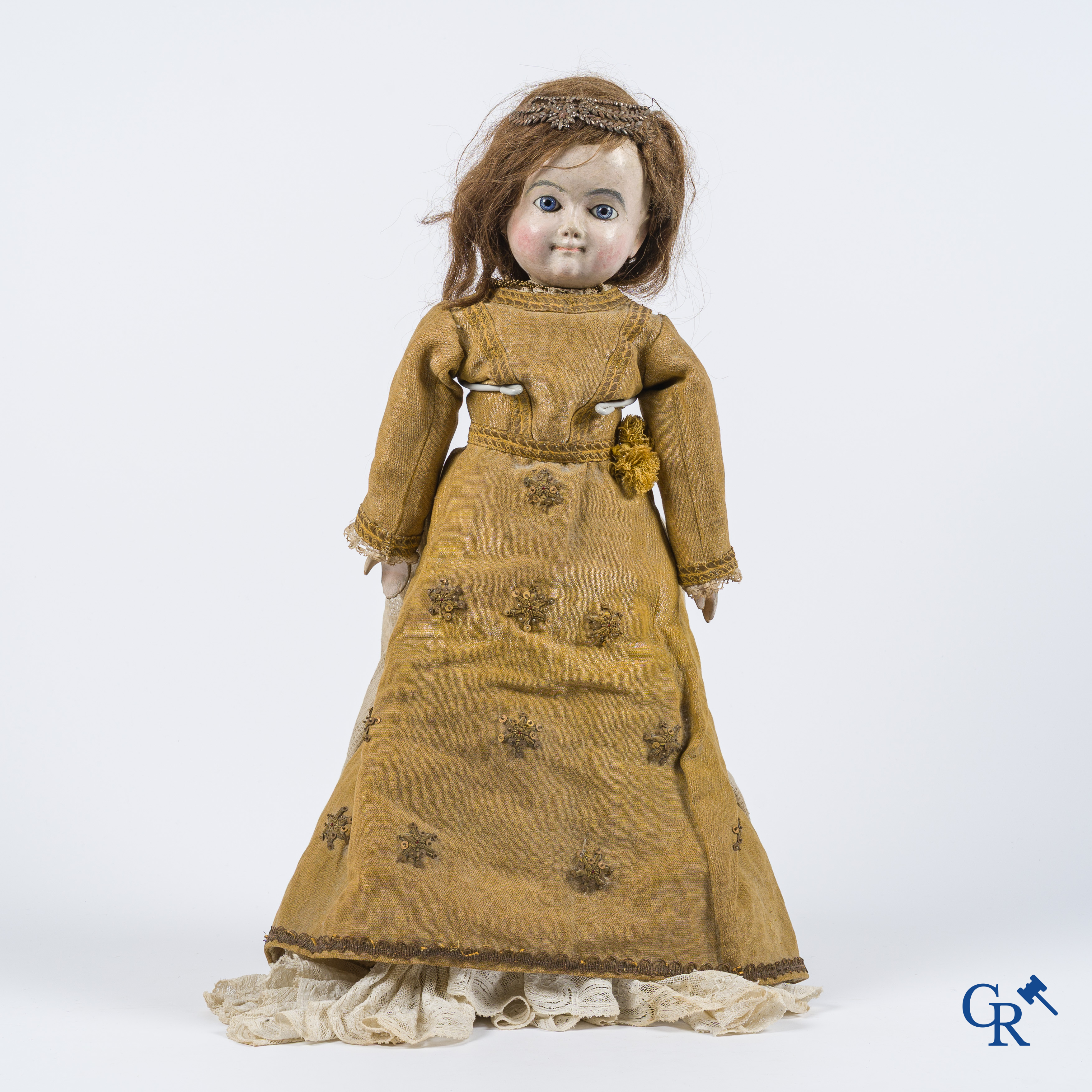 Oud speelgoed. Zeldzame antieke houten pop met glazen ogen. 19e eeuw.