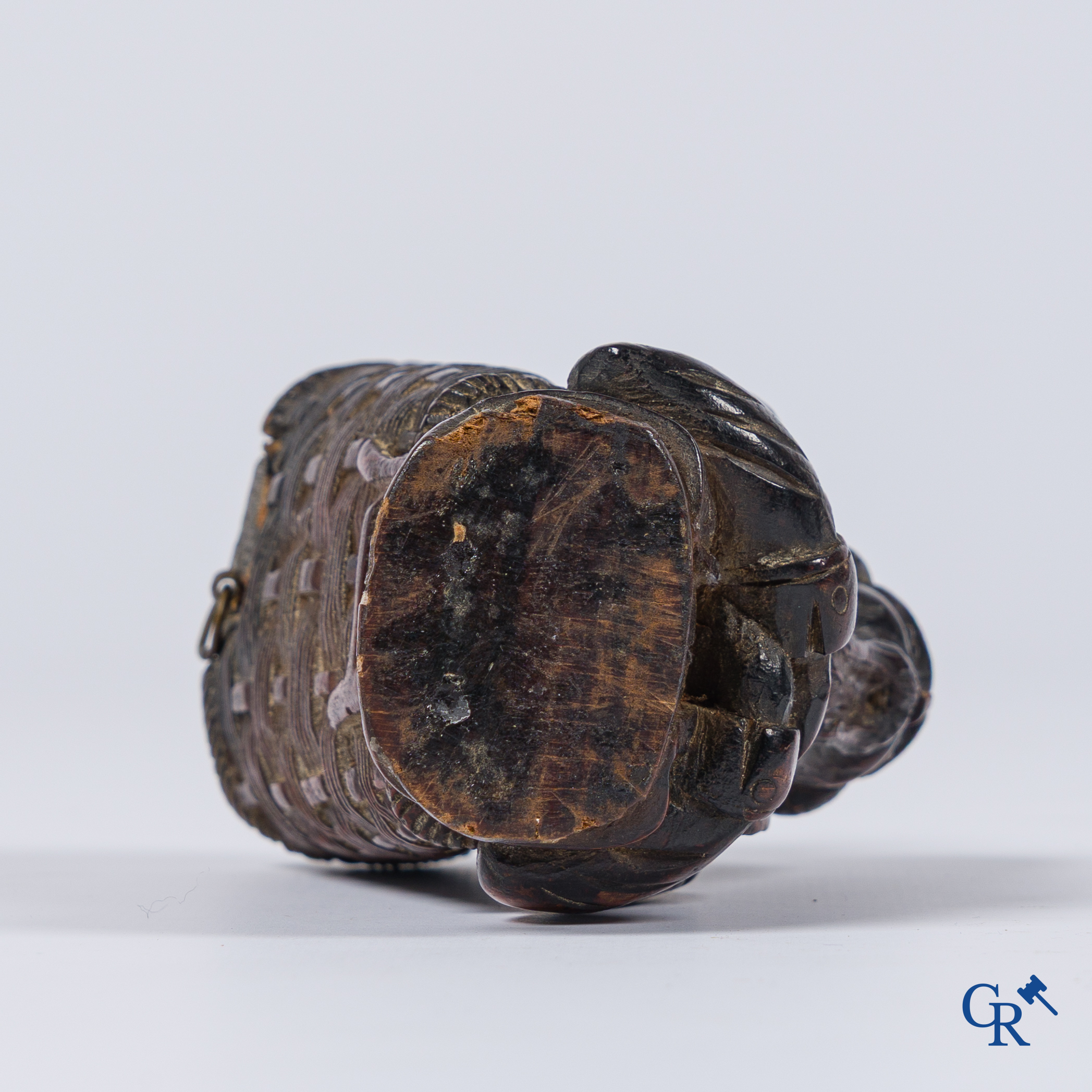 Buttenman drinkbeker. Gildebeker van de druivenplukkers. Gesneden fruithout. Rijnstreek of Zwitserland, 17e eeuw.