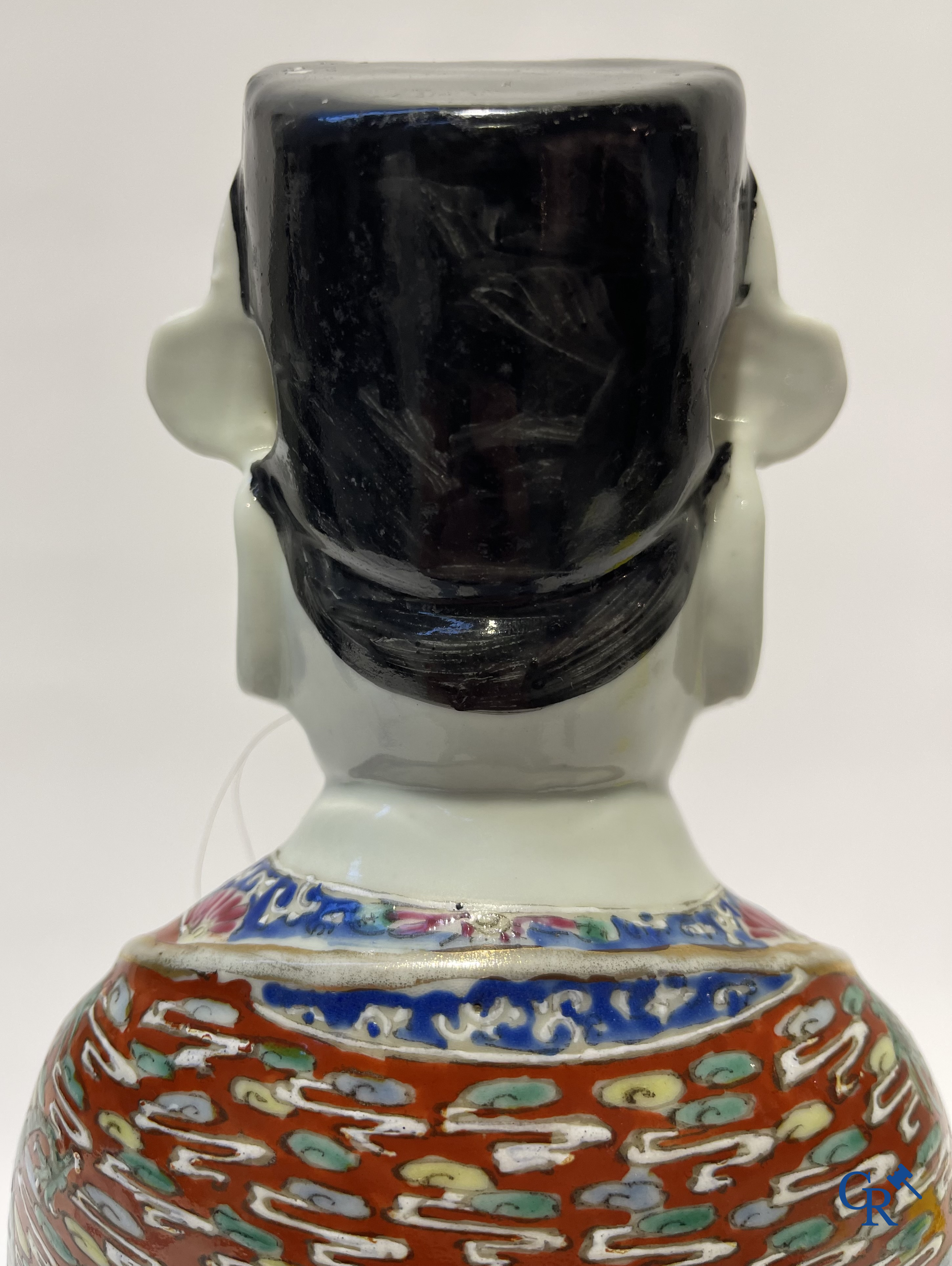 Aziatica. Een Chinese wijsheer in famille rose porselein op een houten sokkel. Gemerkt. 19de eeuw.