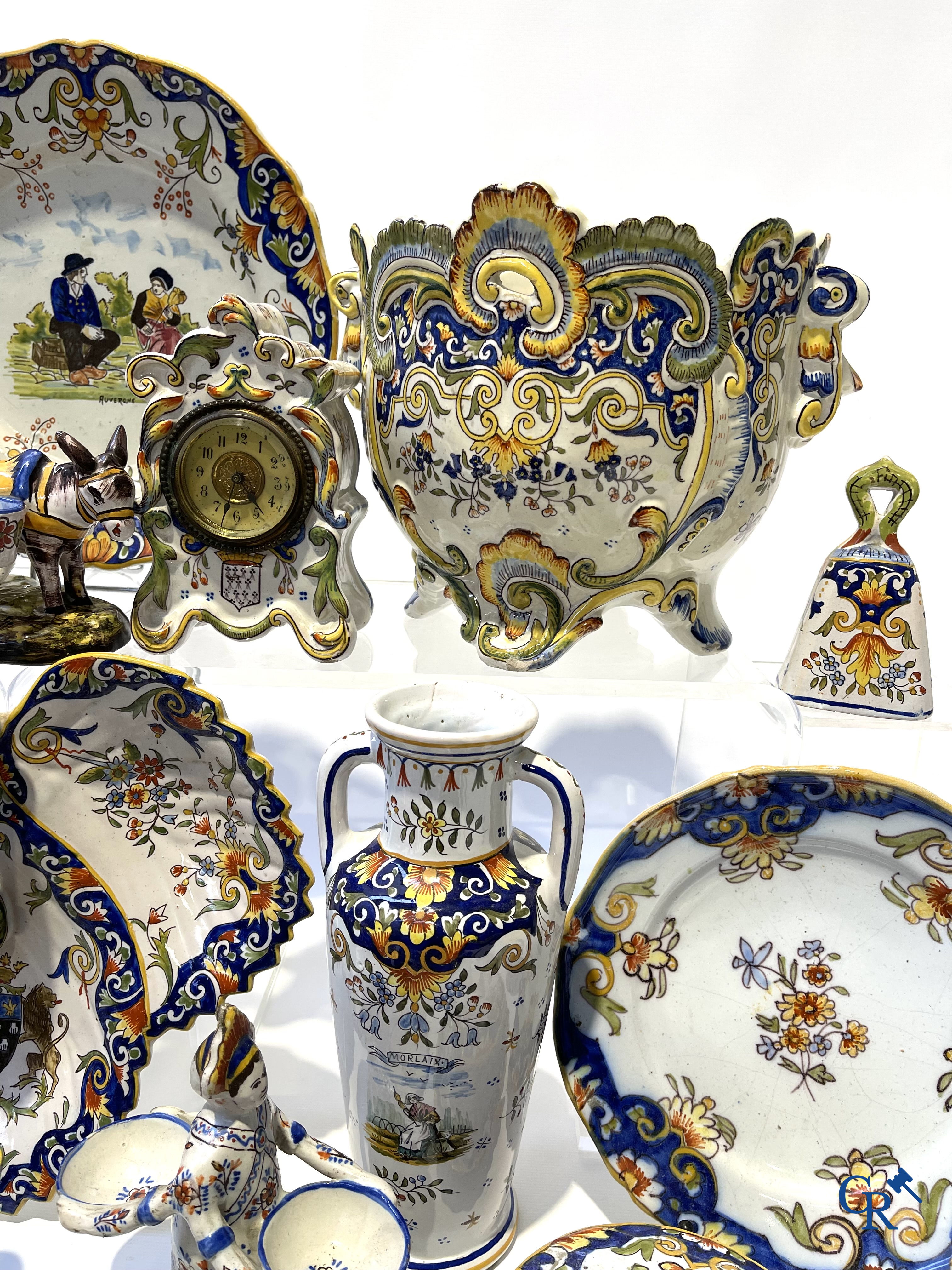 Faience van Rouen, Devres. Interessant en groot lot met diverse polychrome vormstukken. 19e eeuw.