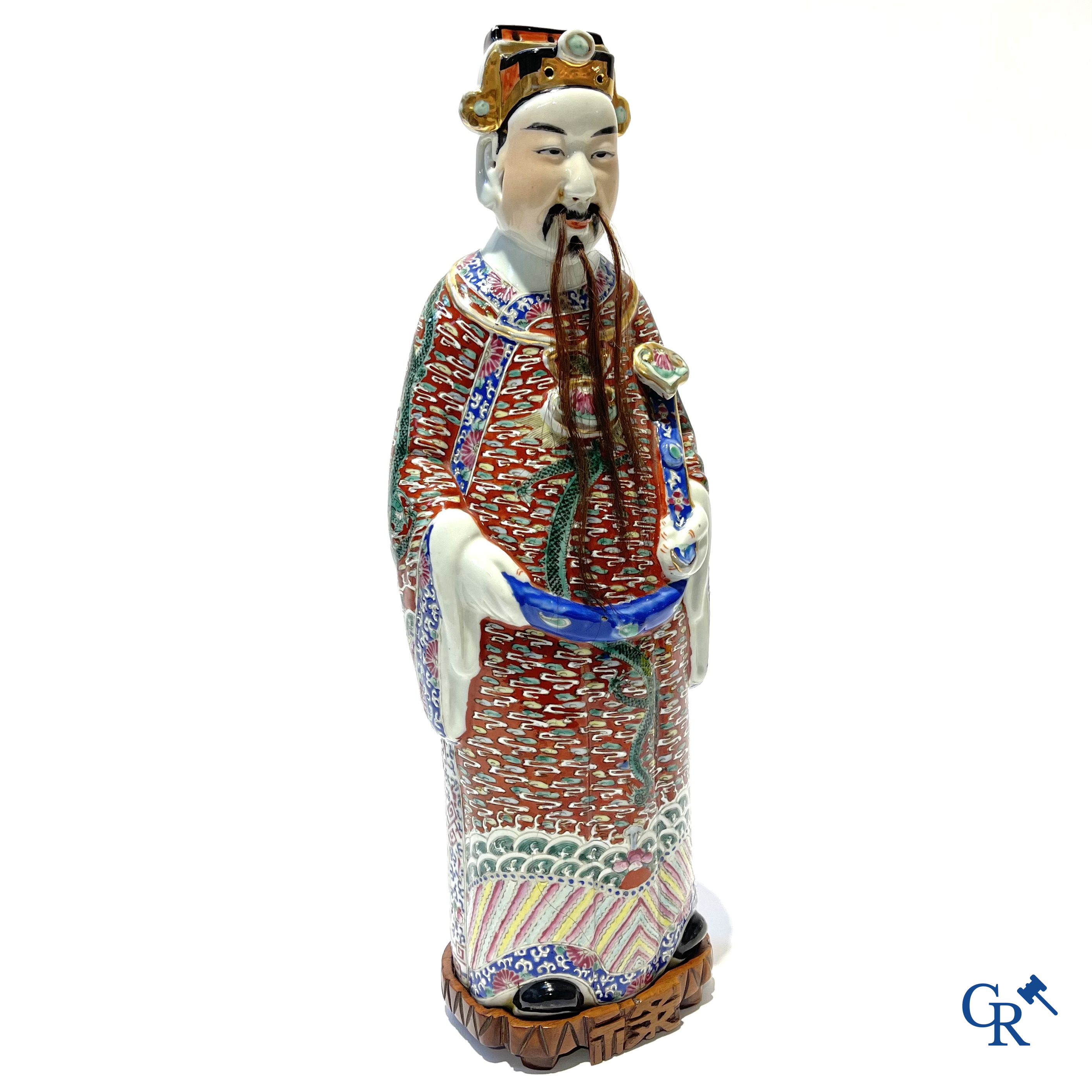 Aziatica. Een Chinese wijsheer in famille rose porselein op een houten sokkel. Gemerkt. 19de eeuw.