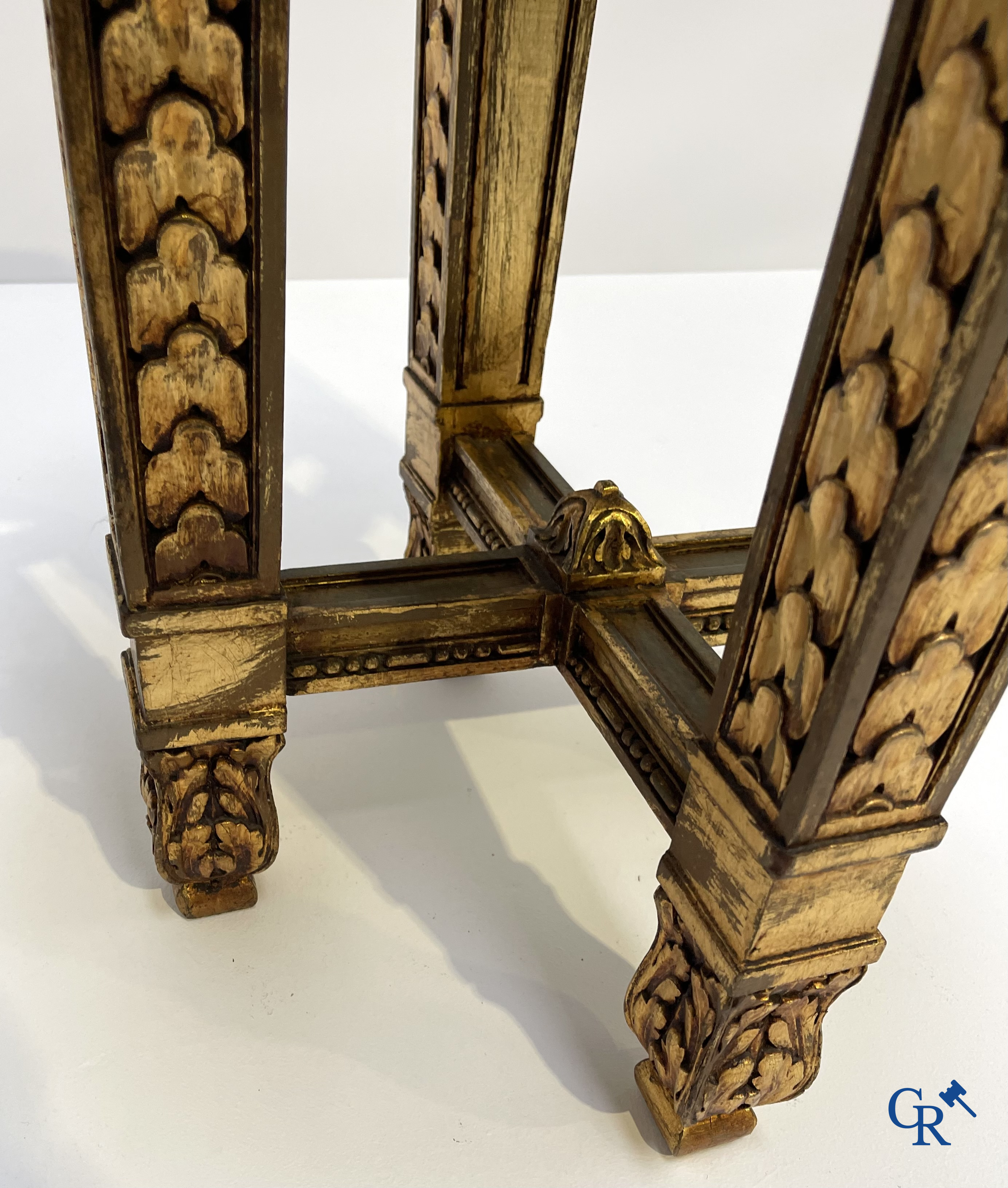 Piëdestal in gesculpteerd en verguld hout met guirlandes en marmer plateau. LXVI-stijl. Circa 1920.