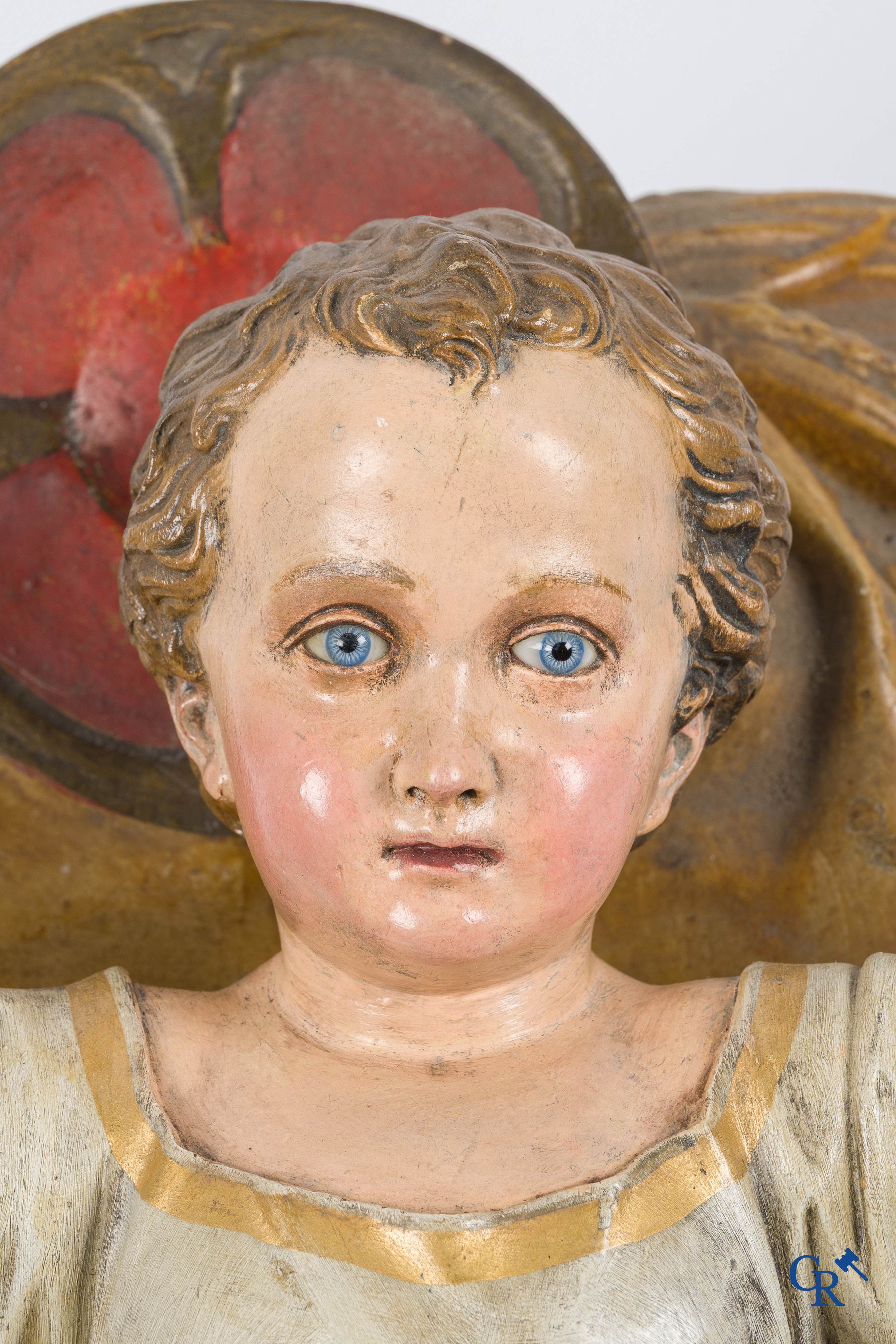 Religieuze objecten. Een grote kribbe met het Jezus kind in gepolychromeerd plaaster. Glazen ogen en gemerkt Paris.