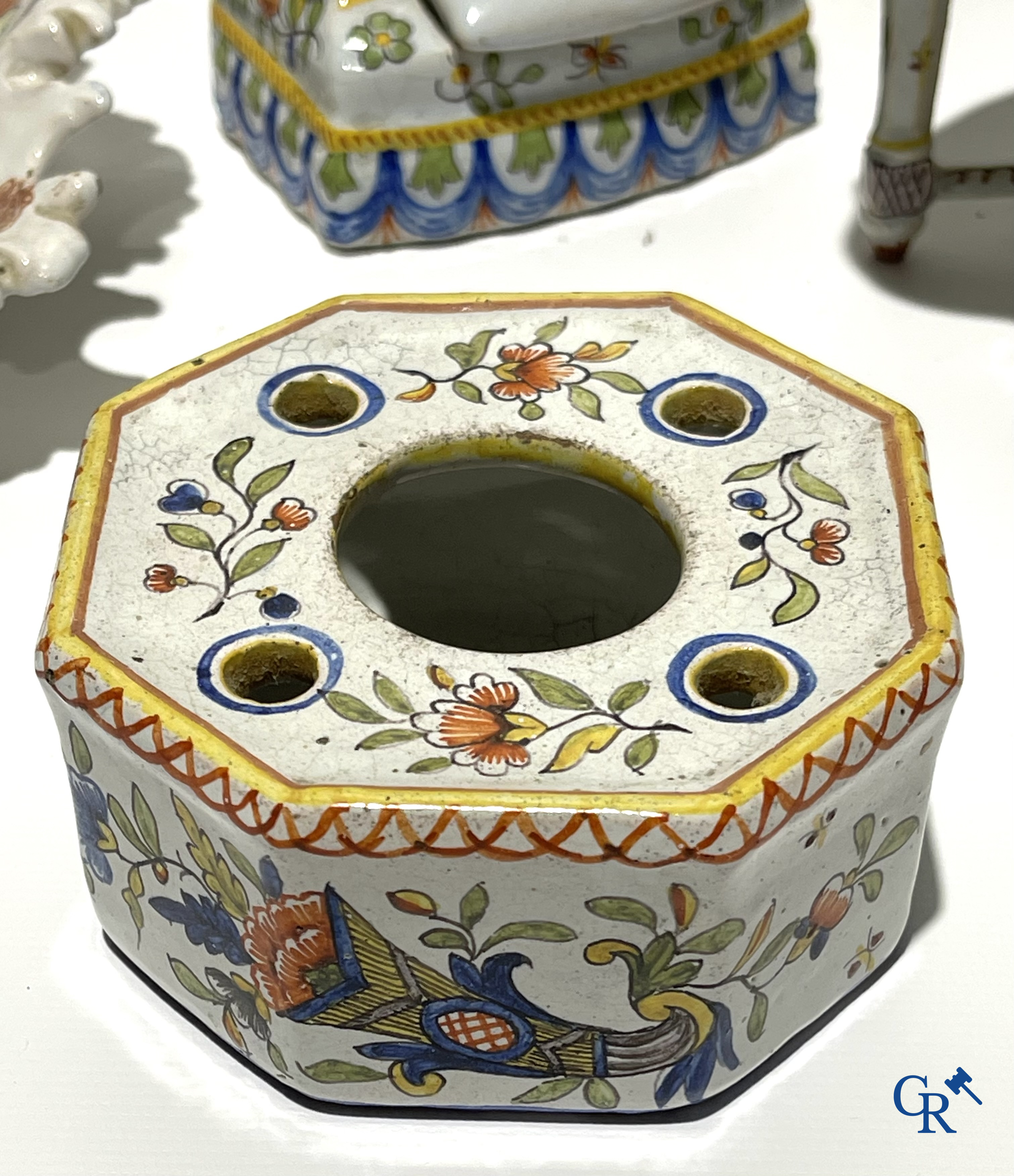 Faience of Rouen, Devres. Interesting and large lot with various polychrome pieces. 19th century.